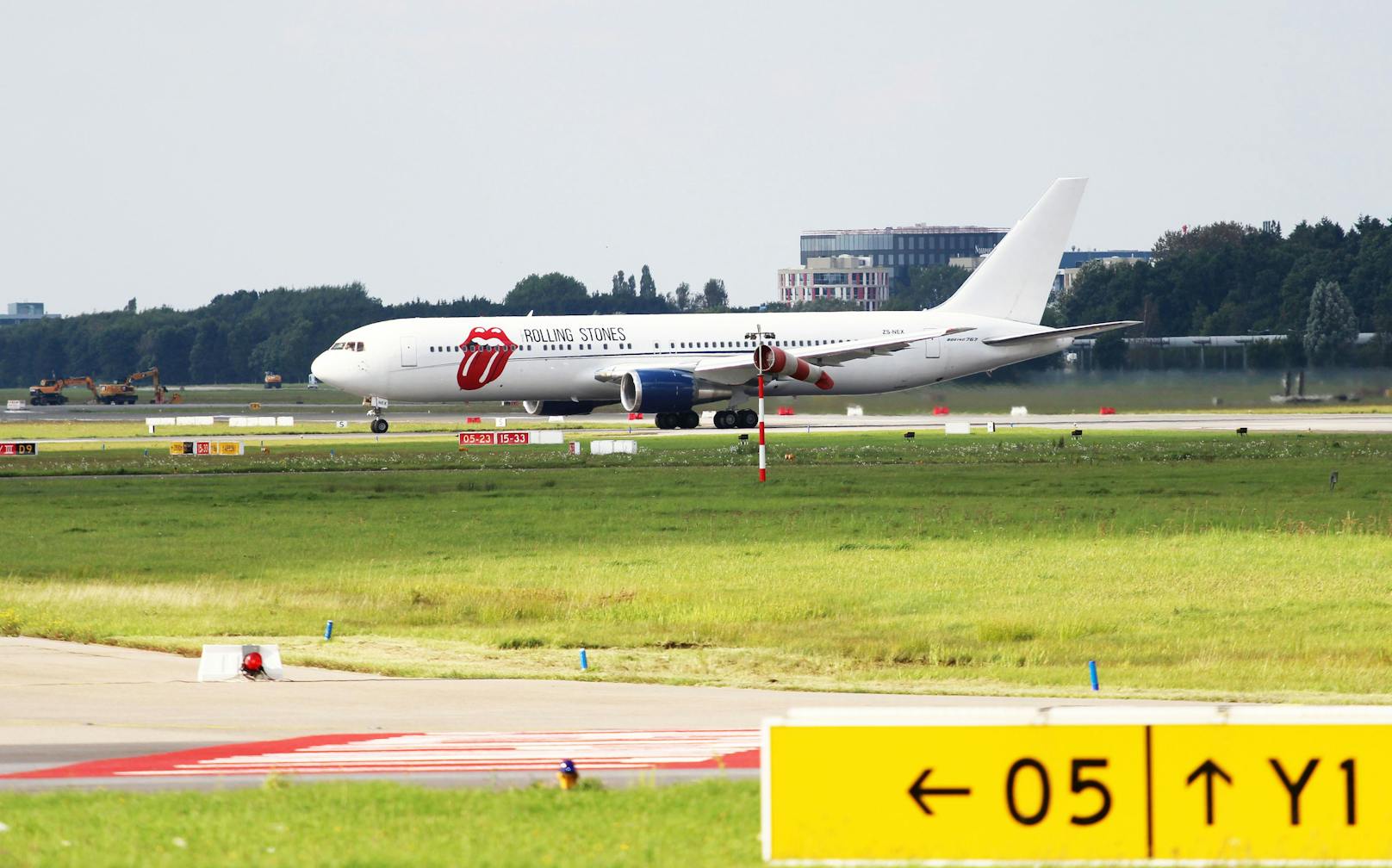 Das Rolling Stones Logo "Zunge und Lippen" wurde schon für unzählige Aktionen benutzt. Hier auf dem Flugzeug Band.