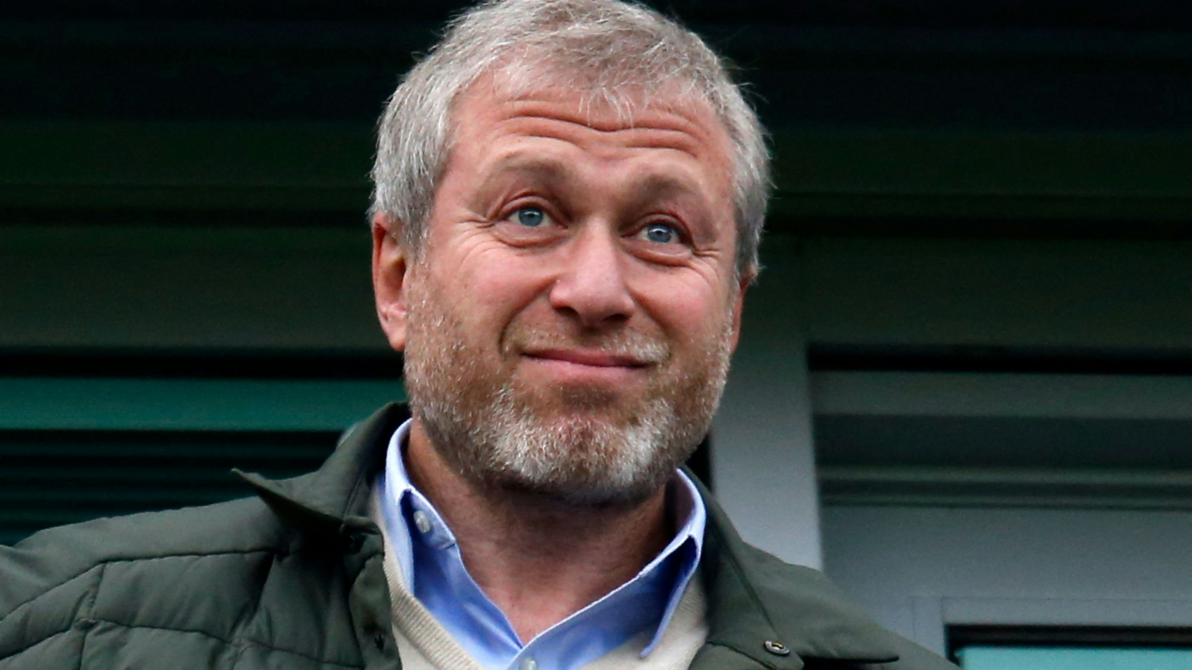 Download von www.picturedesk.com am 16.11.2023 (08:53).  (FILES) In this file photo taken on February 04, 2017 Chelsea's Russian owner Roman Abramovich takes his place to watch the English Premier League football match between Chelsea and Arsenal at Stamford Bridge in London. - Roman Abramovich, the most famous of Russia's "oligarchs", first played matchmaker between Moscow and the West, before finding himself forced to sell the English football club Chelsea, one of the jewels of his empire. (Photo by Ian KINGTON / AFP) / RESTRICTED TO EDITORIAL USE. No use with unauthorized audio, video, data, fixture lists, club/league logos or 'live' services. Online in-match use limited to 75 images, no video emulation. No use in betting, games or single club/league/player publications. .TO GO WITH AFP STORY BY VERONIQUE DUPONT / - 20230222_PD0132 - Rechteinfo: Rights Managed (RM) Nur für redaktionelle Nutzung! Werbliche Nutzung erfordert Freigabe: bitte schicken Sie uns eine Anfrage.