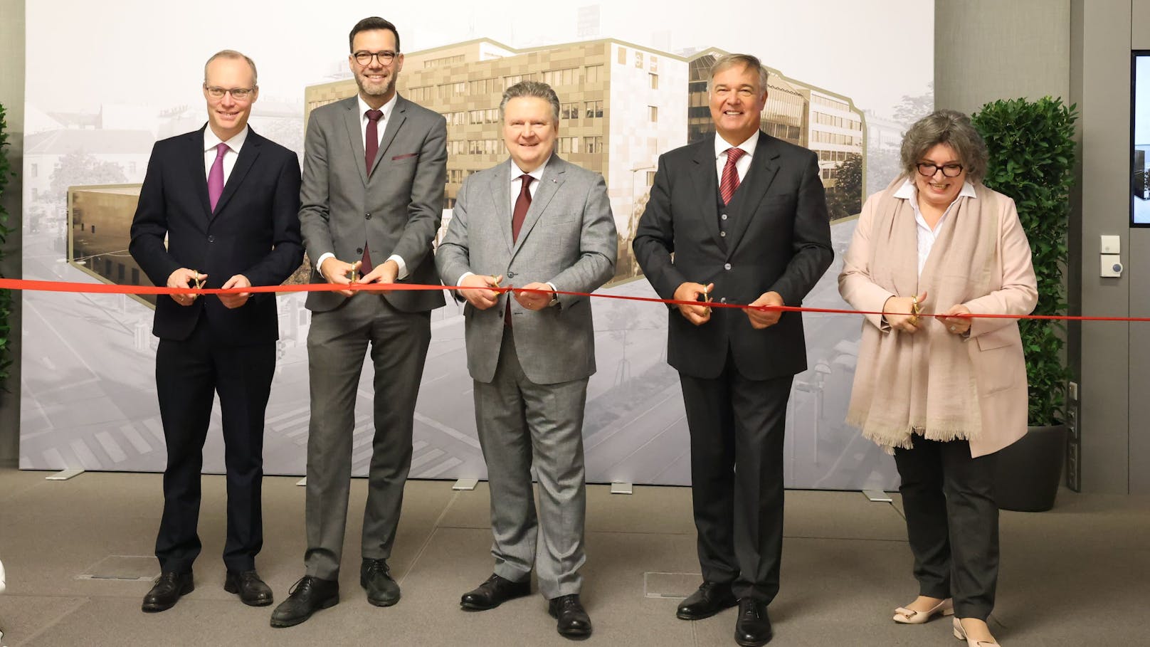 Der Campus ist eröffnet - mit dabei waren Stadtchef Michael Ludwig (Mitte), Bildungsdirektor Heinrich Himmer (2.v.li.) und Wirtschaftskammer Wien-Präsident Walter Ruck (2.v.re.).