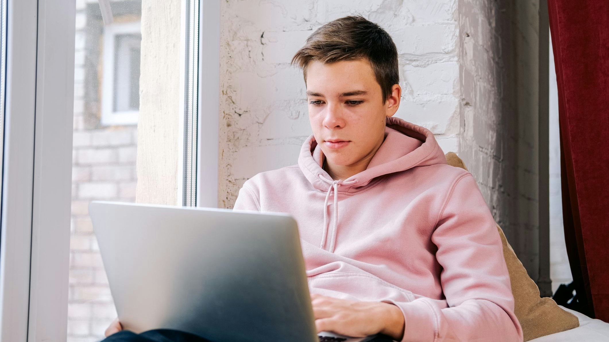 Bub vor dem Computer