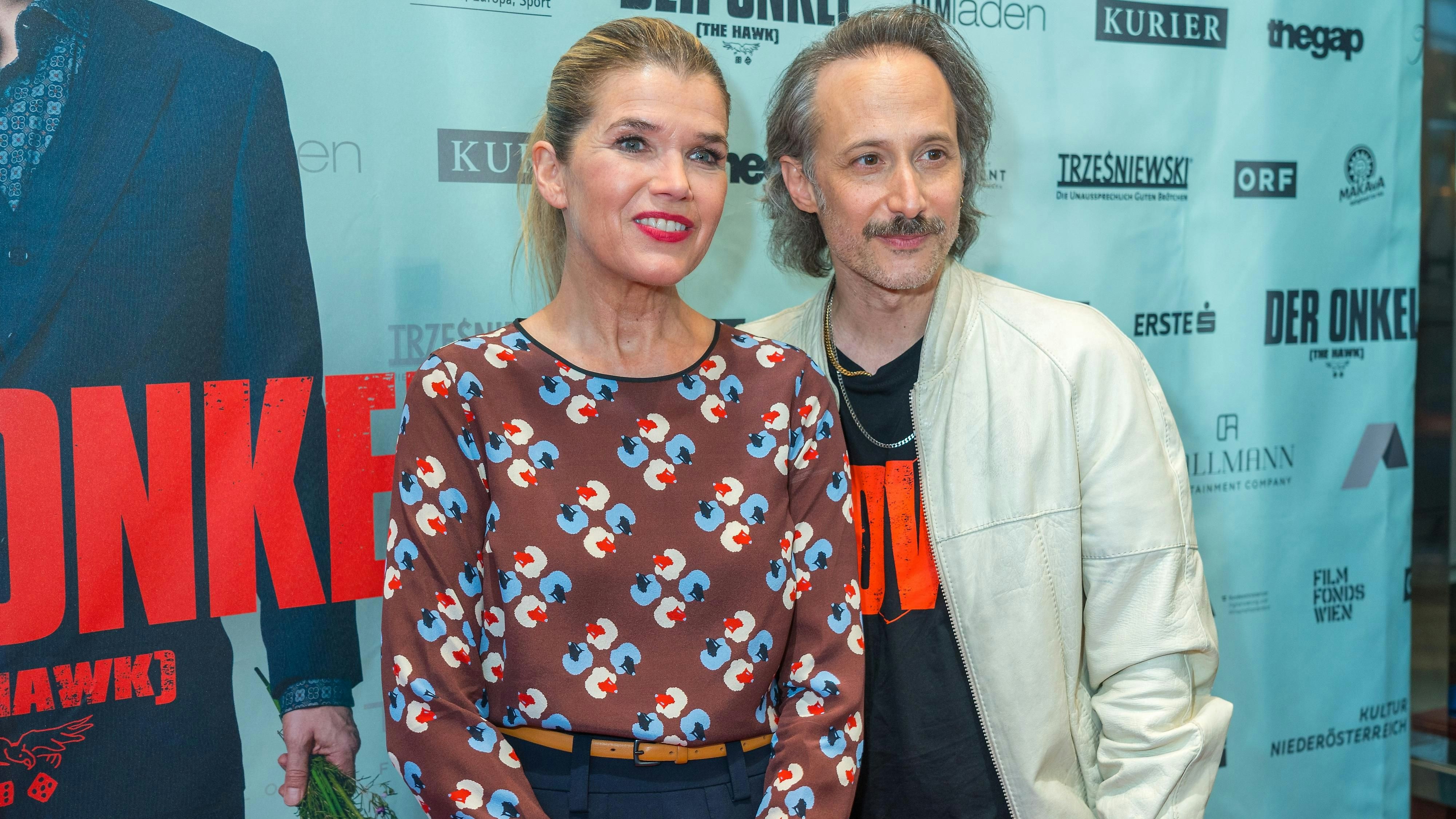 Engelke und Ostrowski bei der Kinopremiere von "Der Onkel" im Wiener Gartenbaukino im Mai 2022