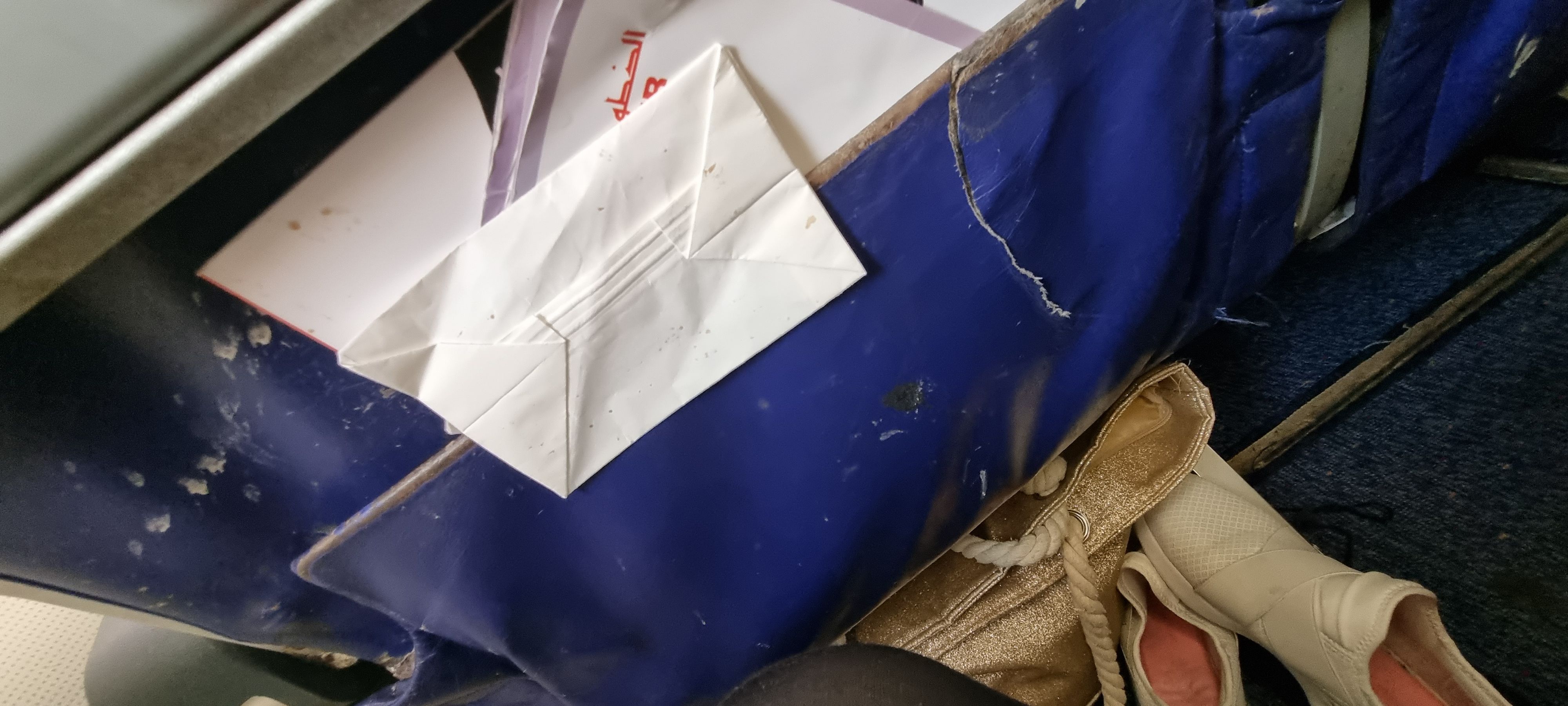 Die Sitzbezüge in dem Jet waren zerrissen und schmutzig.