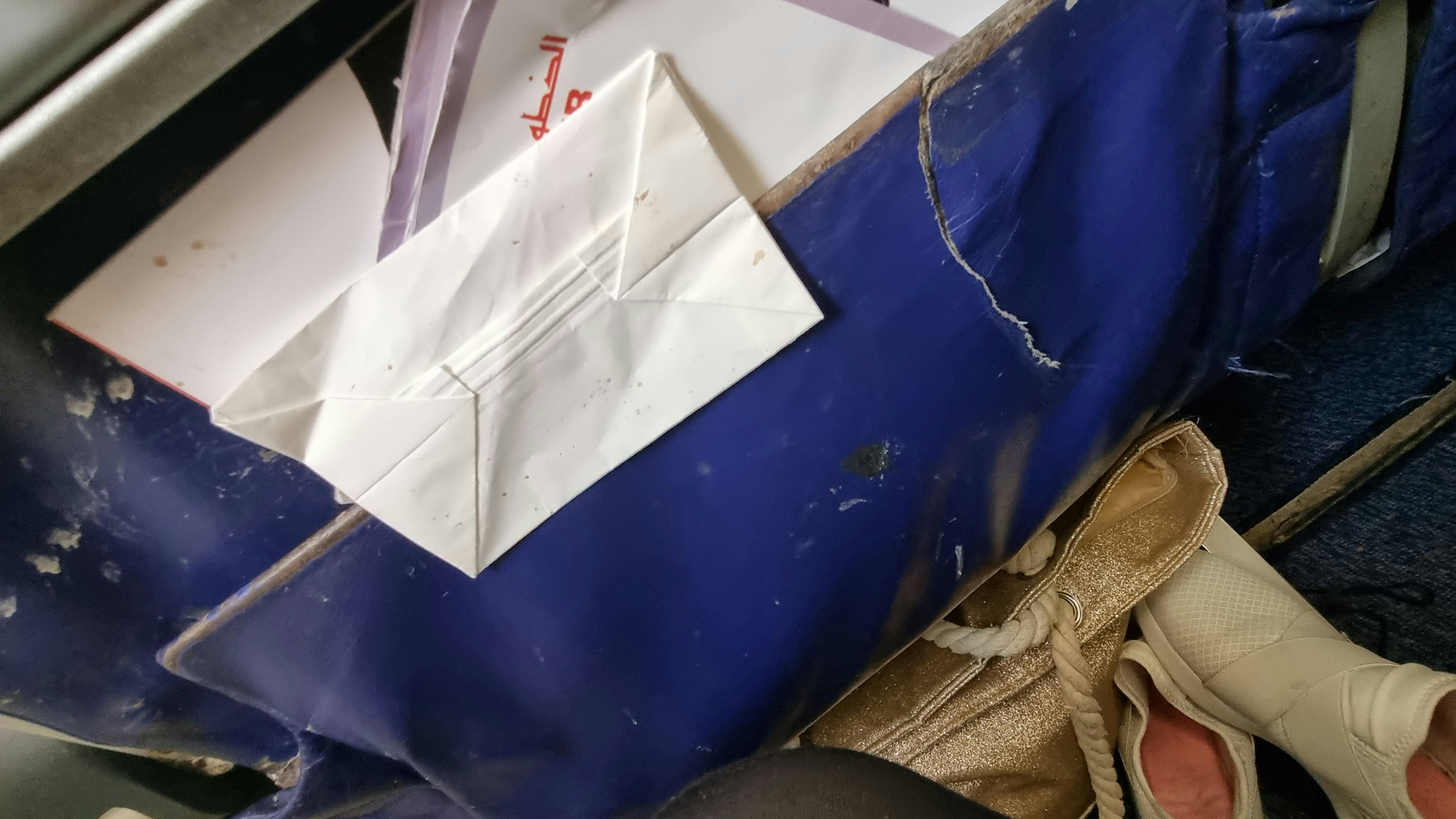 Sitzbezüge waren zerrissen und schmutzig. 
