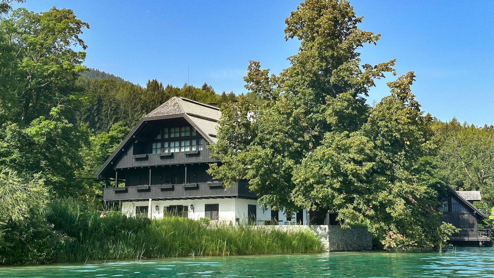 Das Fischerhaus mit über zwei Hektar Wald, knapp 6.600 Quadratmeter landwirtschaftlichem Grund und direktem Seezugang gehört inzwischen <strong>Anna Abramovitsch</strong>.