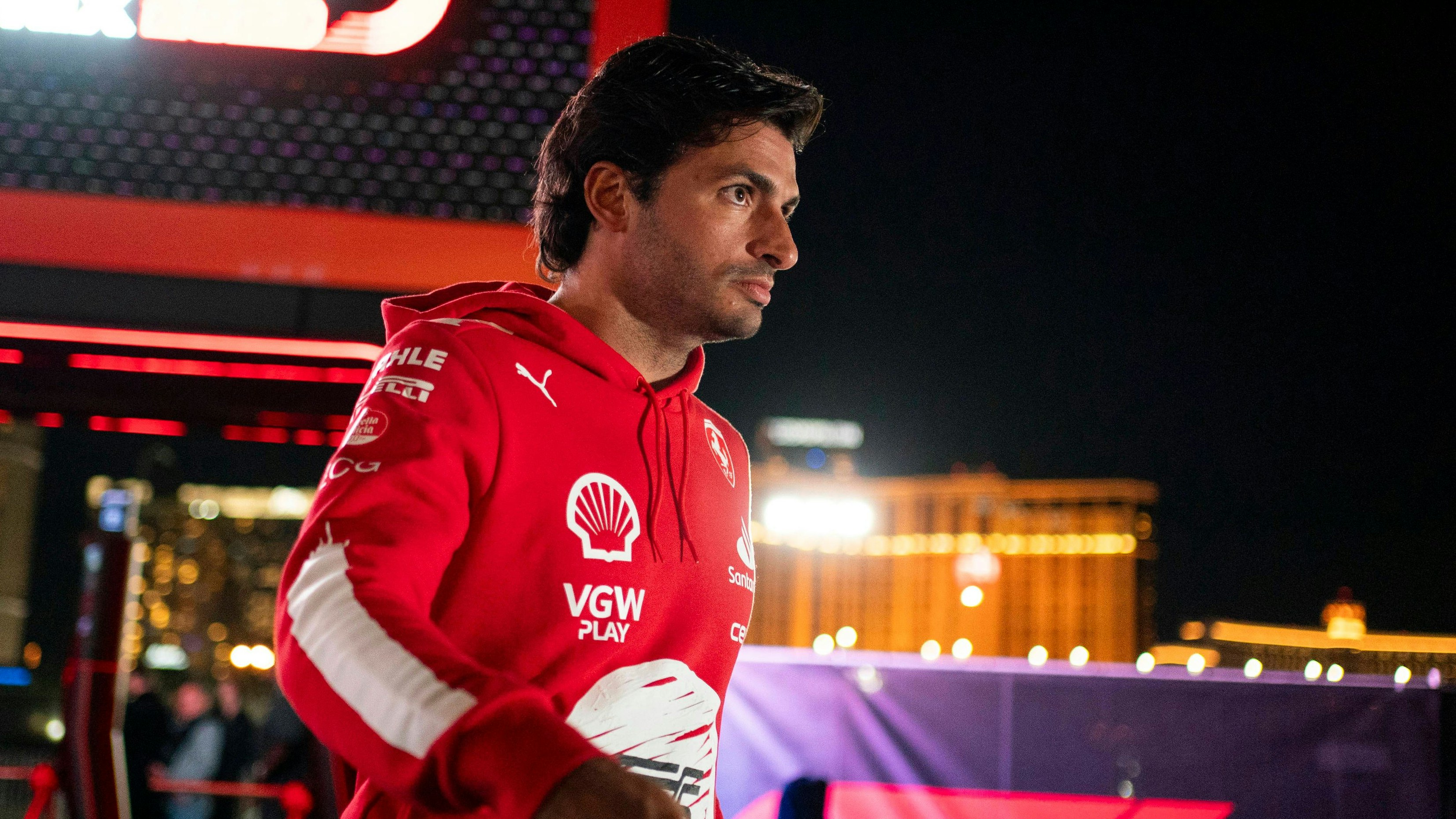 Ferrari-Star Carlos Sainz spricht nach dem Kanaldeckel-Skandal. 