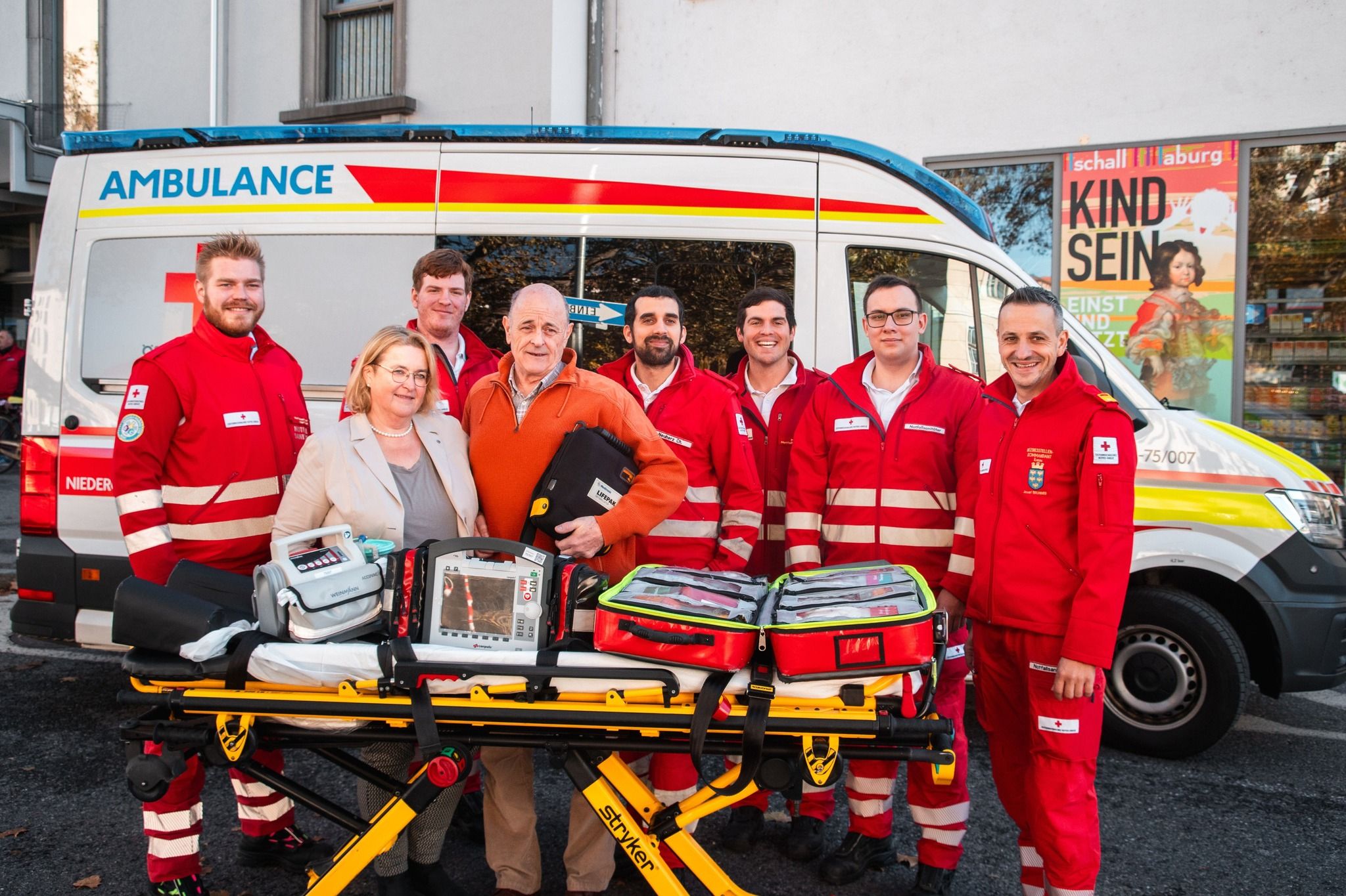 Wilhelm Bauer (Mitte) mit Notfallsanitäter Peter Moser, Lions-Präsidentin Karin Mewald, sowie den Sanitätern Lukas Kurz, Christoph Neuherz, Marco Aigner-Scheichl, Alexander Nigl, Bezirksstellenkommandant Josef Brunner (v. l.).