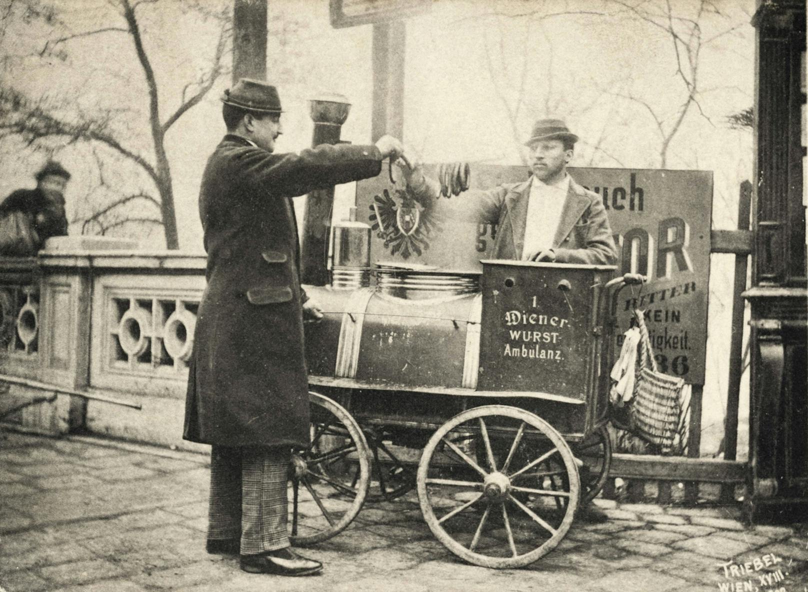 Würstelstände im Laufe der Zeit: Die Wiener Wurst-Ambulanz 1902. Schnelle Verarztung für Hungrige.