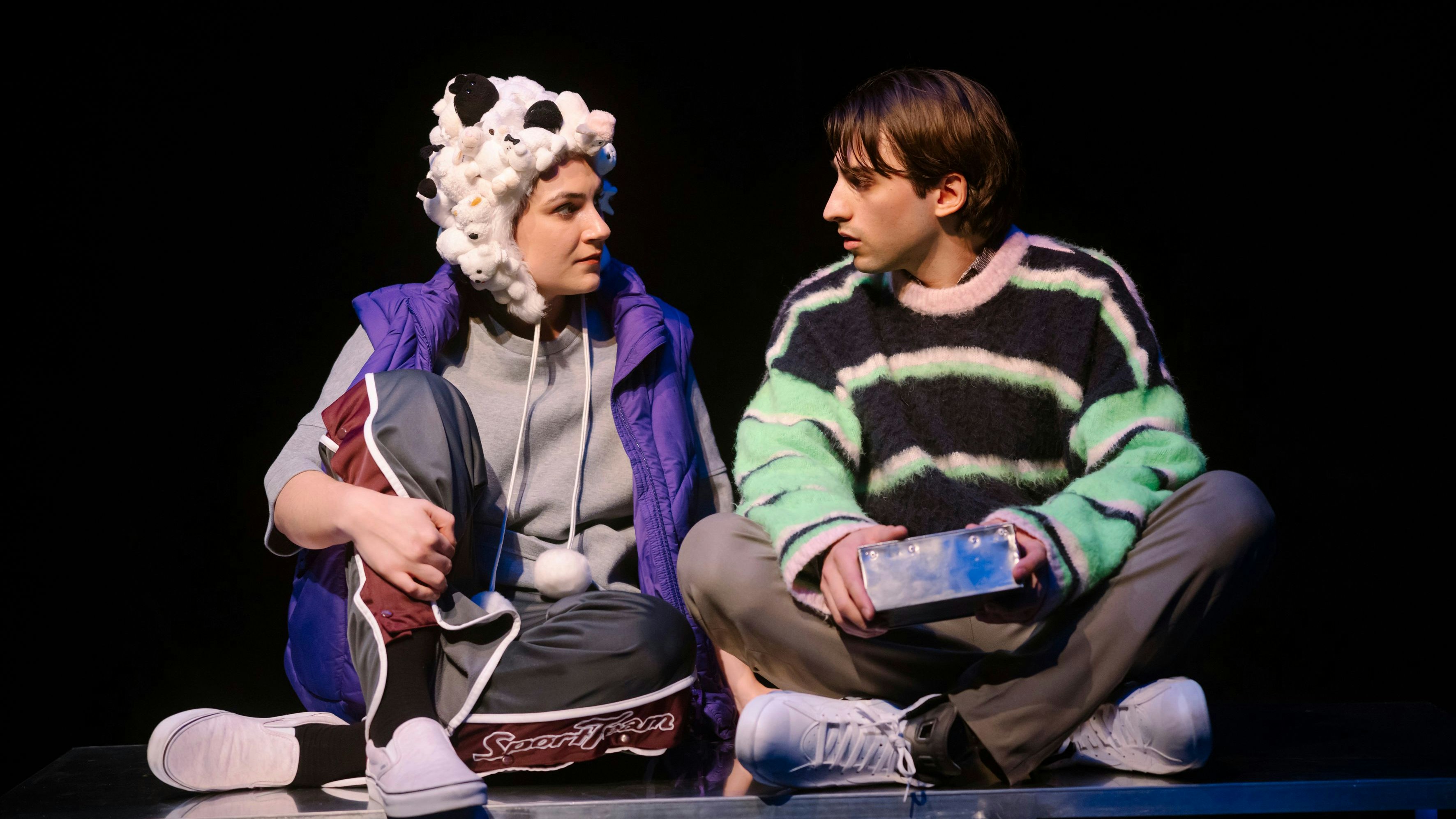 ABGEFUCKT von Julie Maj Jakobsen nach einer Geschichte von Julie Maj Jakobsen und Petrea Søe aus dem Dänischen von Franziska Koller Deutschsprachige Erstaufführung am 19.11.2023 im Vestibül  Mit Emil - Ulrich: Edward Lischka Emma - Emils Mutter - Anna: Laetitia Toursarkissian  Regie: Tobias Georg Jagdhuhn Bühne: Julius Leon Seiler Kostüme: Maria-Lena Poindl Musik: Gabriel Wörfel Licht: Rodrigo Martinez Dramaturgie: Christina Schlögl