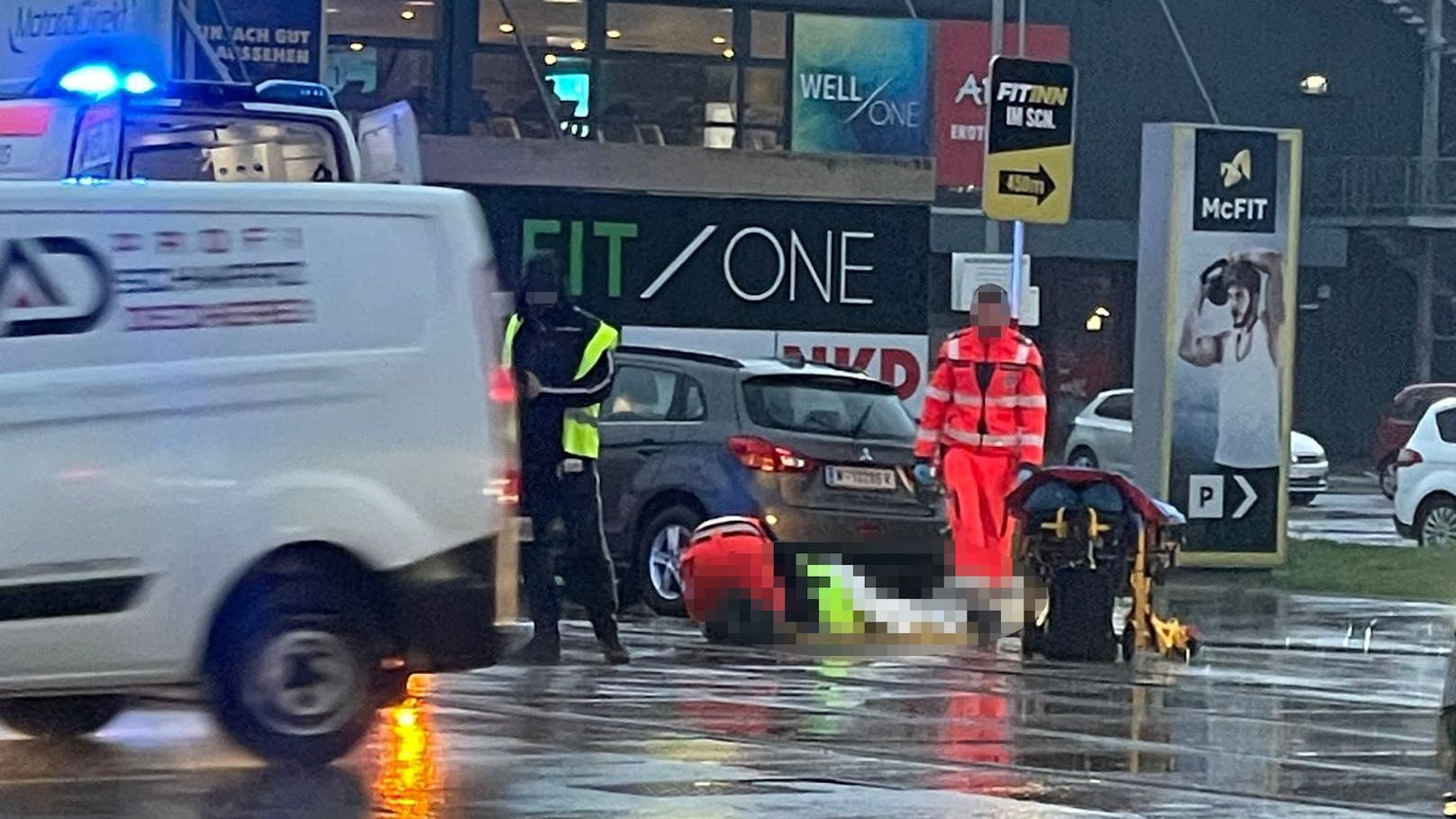 Radfahrerin (40) im Regen von Auto erfasst und verletzt