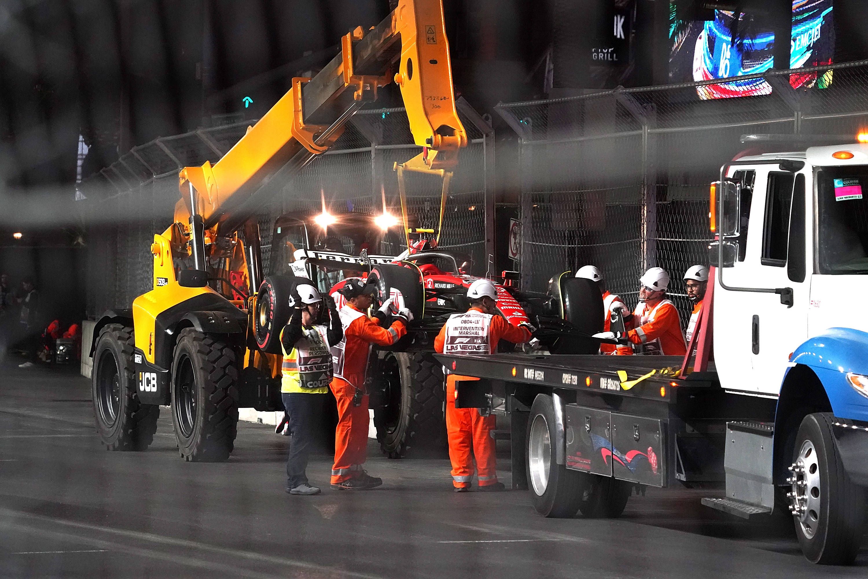 Der Ferrari von Carlos Sainz ist schwer beschädigt