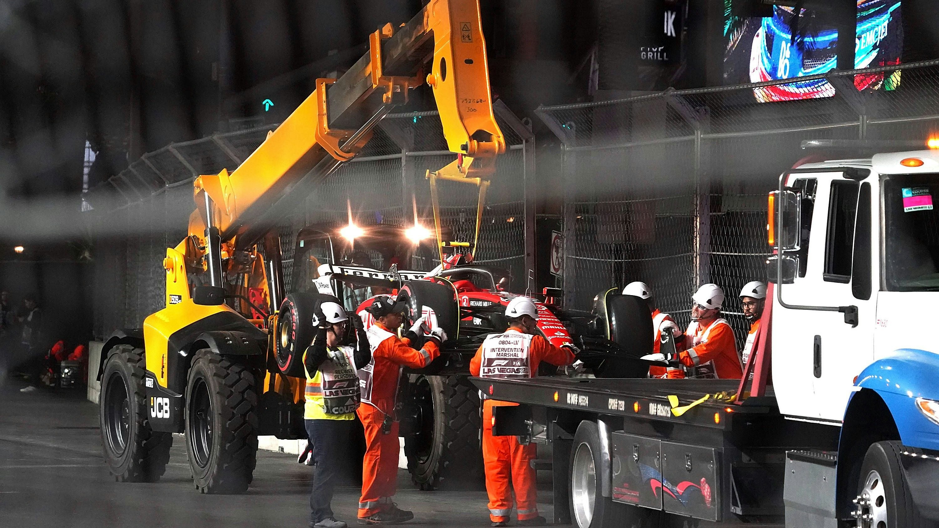 Der Ferrari von Carlos Sainz ist schwer beschädigt