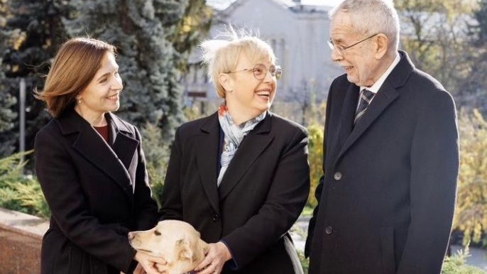 Beim Gruppenbild war mit den Präsidentinnen von Moldau (Maia Sandu) und Slowenien (Natascha Pirc Pusar) war schon wieder alles in Ordnung. 