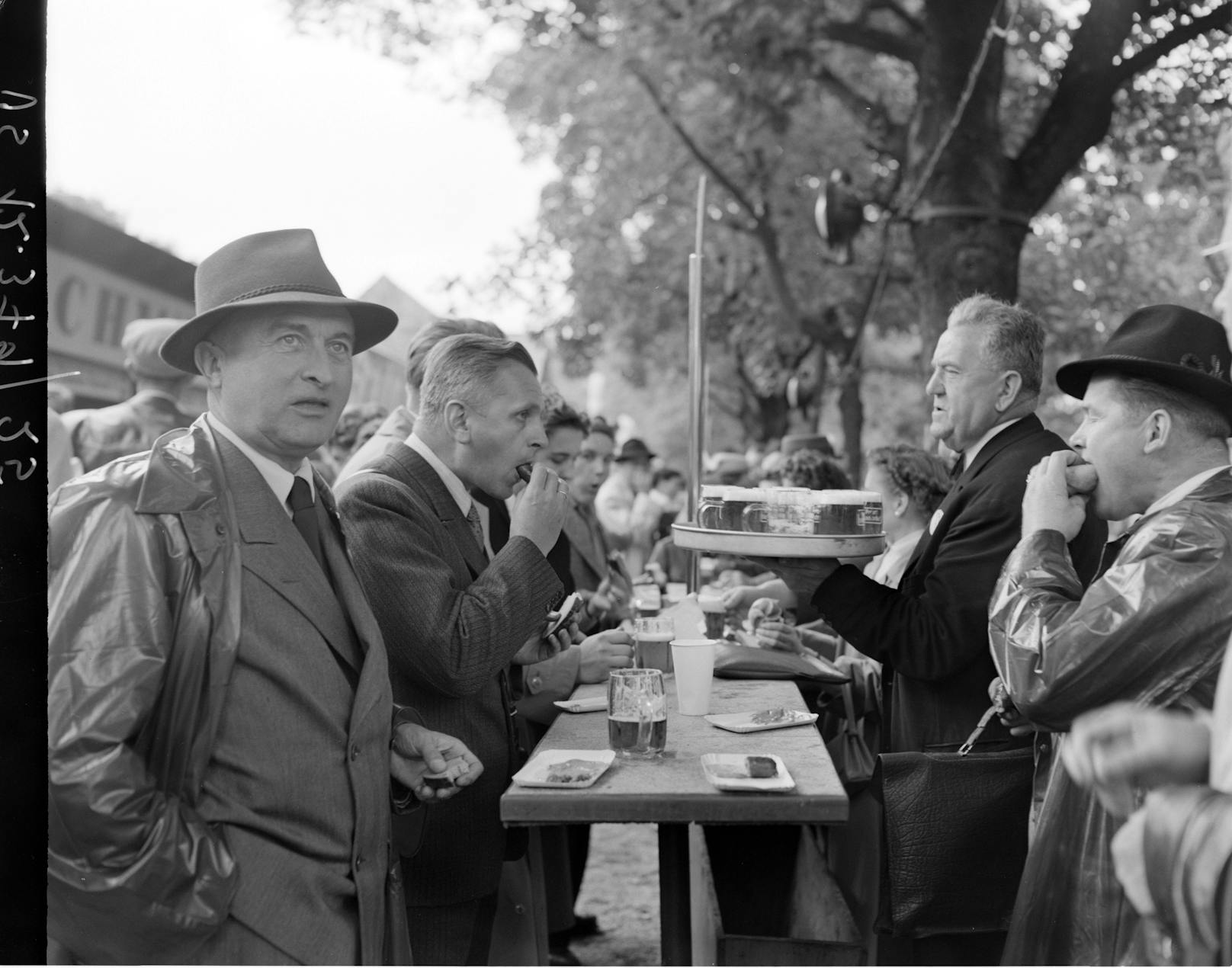 1954: Besucher bei Würstelstand im Wiener Prater.