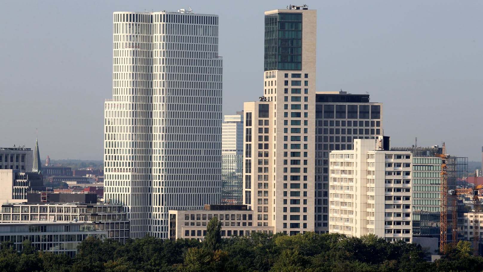 Das "Upper West" (l.) ist mit 119 Metern eines der höchsten Gebäude Berlins. Im 33. Stock befindet sich Benkos Penthouse.