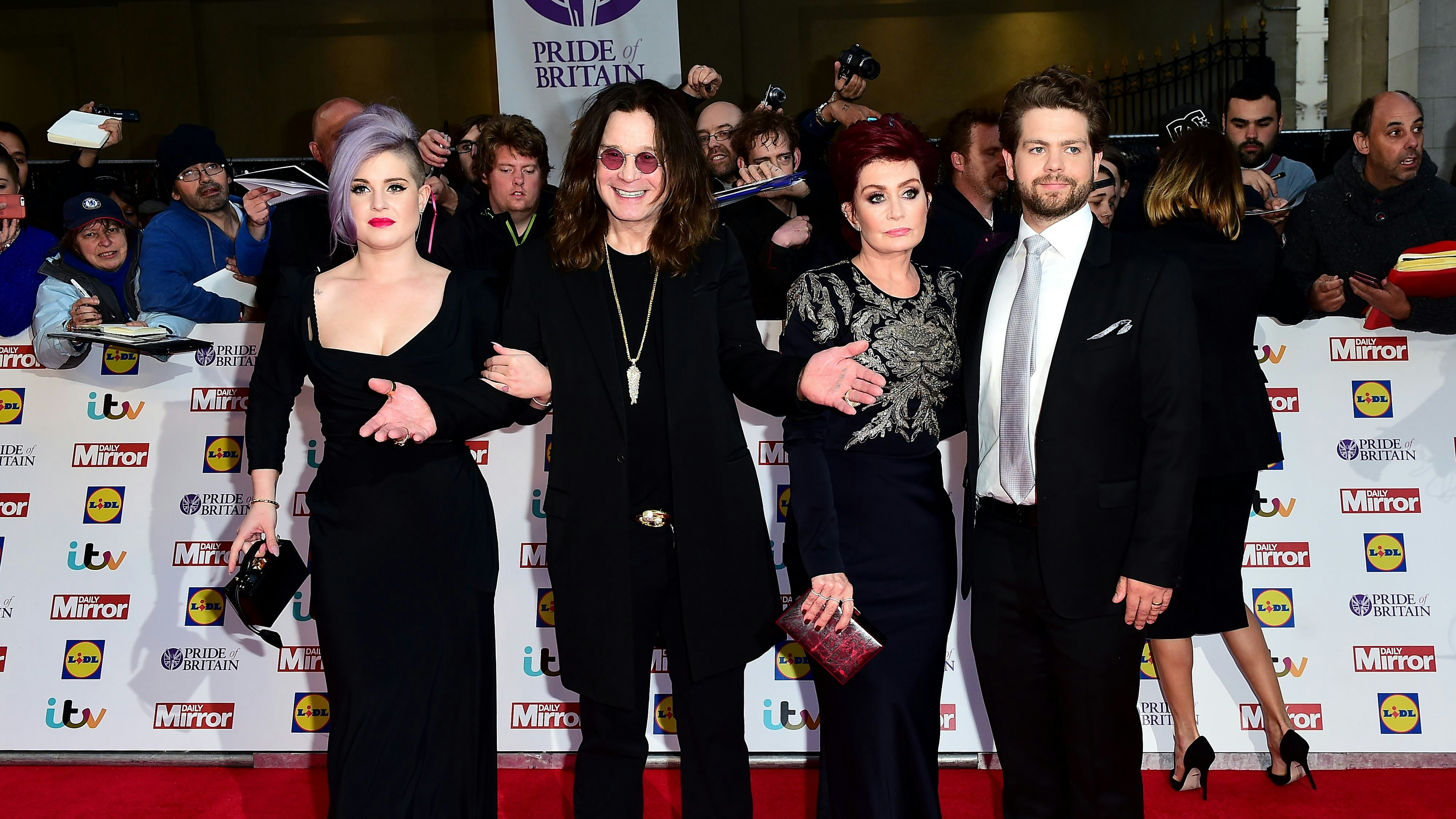 Download von www.picturedesk.com am 17.11.2023 (12:22).  (L - R) Kelly Osbourne, Ozzy Osbourne, Sharon Osbourne and Jack Osbourne arriving for The Pride of Britain Awards 2015, at Grosvenor House, Park Lane, London. Ozzy Osbourne has revealed he has been diagnosed with Parkinson's disease. - 20200121_PD7129 - Rechteinfo: Rights Managed (RM)