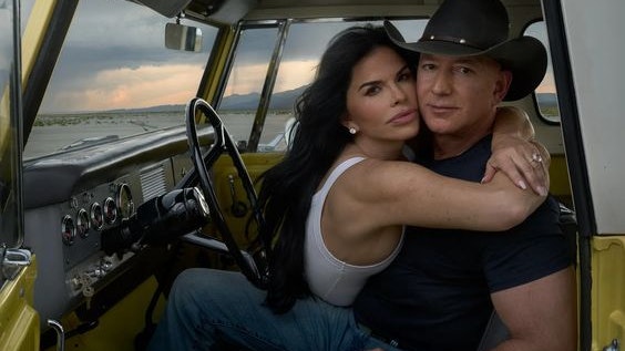 Jeff Bezos und seine Verlobte Lauren Sanchez in inniger Pose für "Vogue". Lachobjekt für viele im Internet, ein PR-Desaster für das Modemagazin.