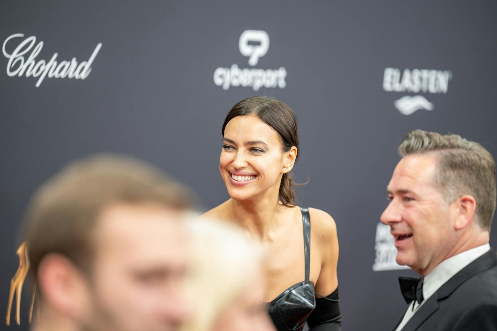 Irina Shayk zeigte sich in bester Laune bei der Bambi-Verleihung 2023.