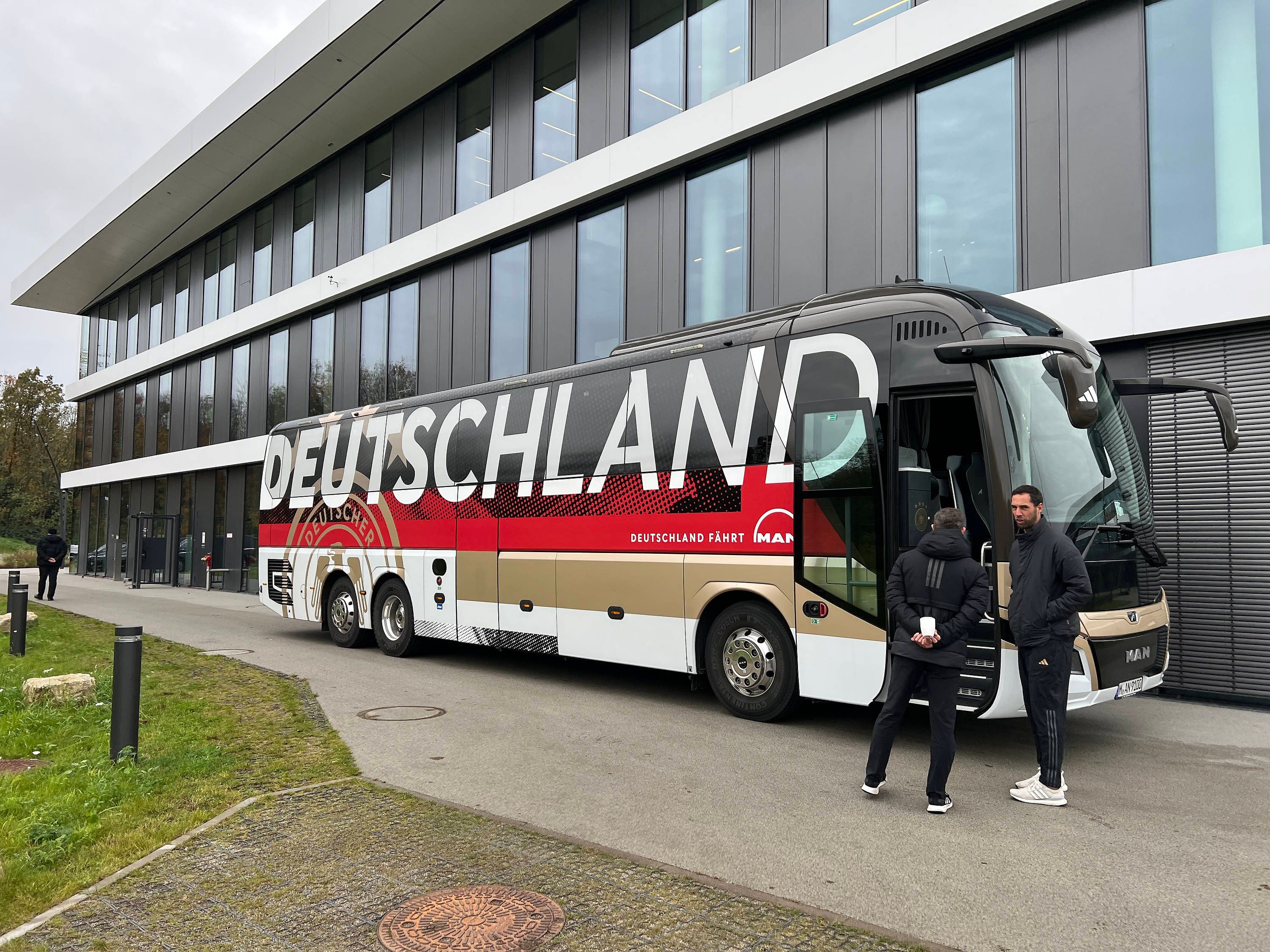Der DFB-Teambus ist ohne fünf Profis abgefahren.