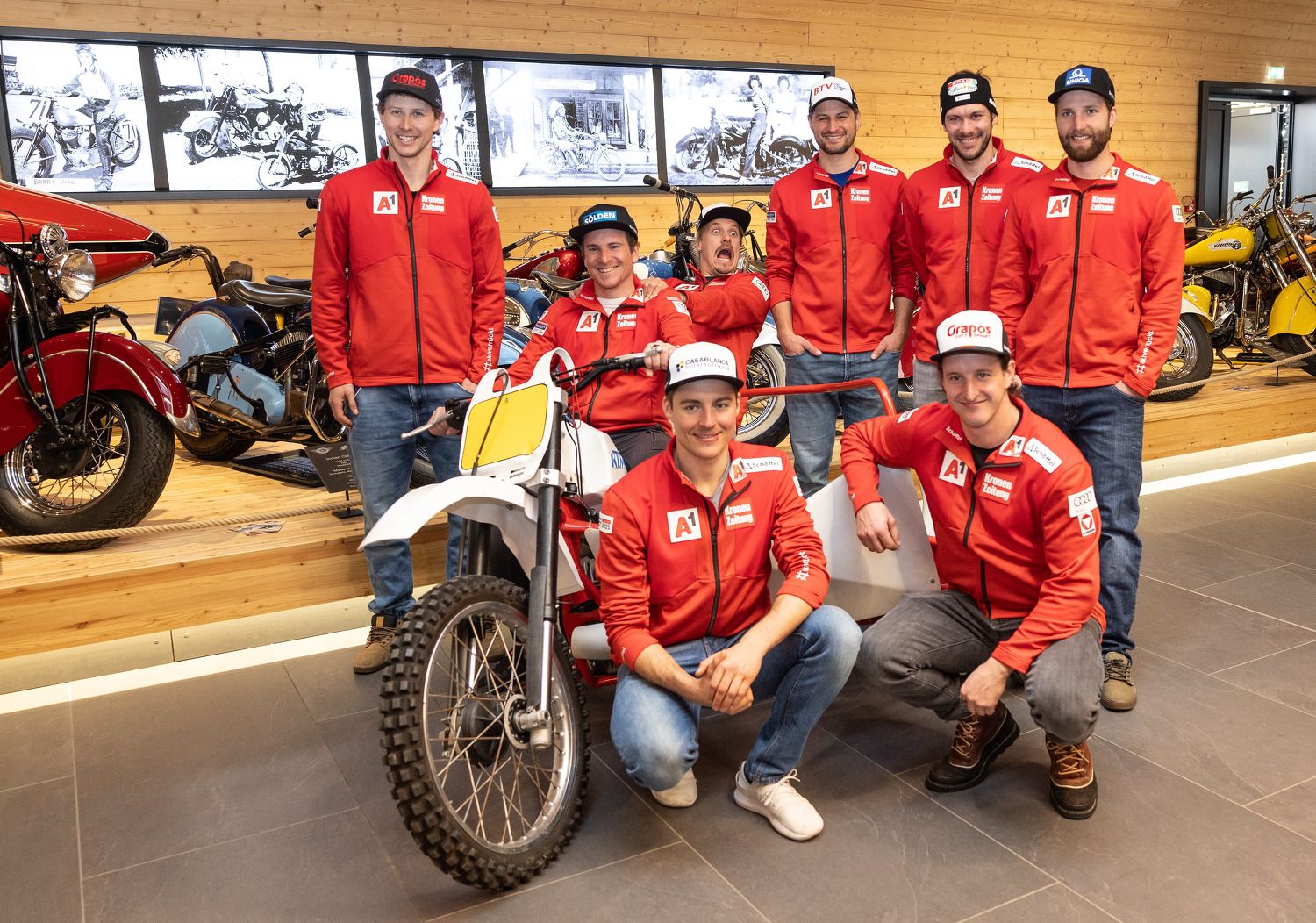 Unter dem Gewicht der ÖSV-Stars kippte ein Motorrad um. 