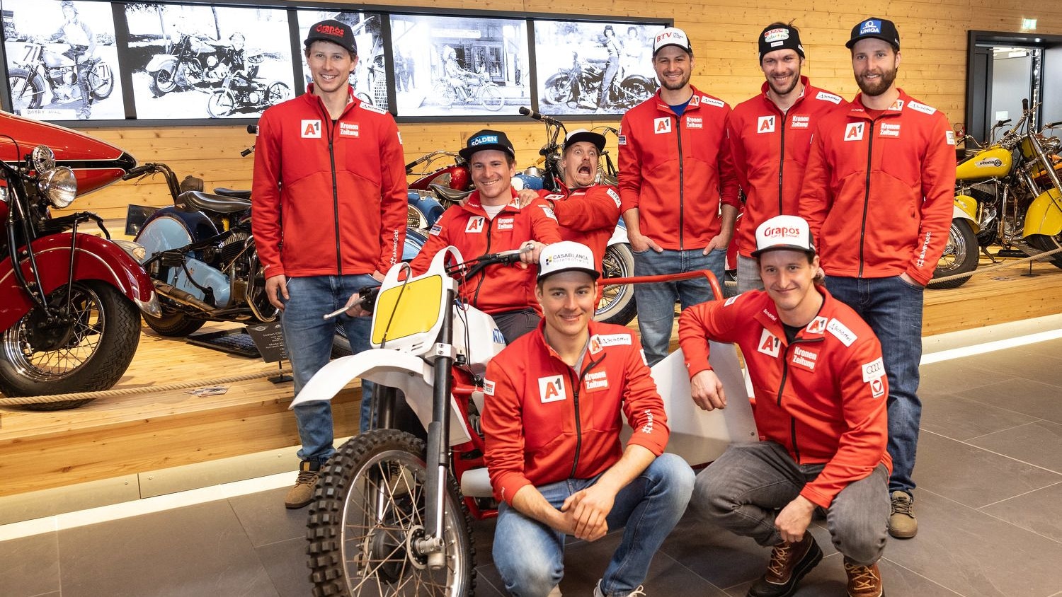 Unter dem Gewicht der ÖSV-Stars kippte ein Motorrad um. 