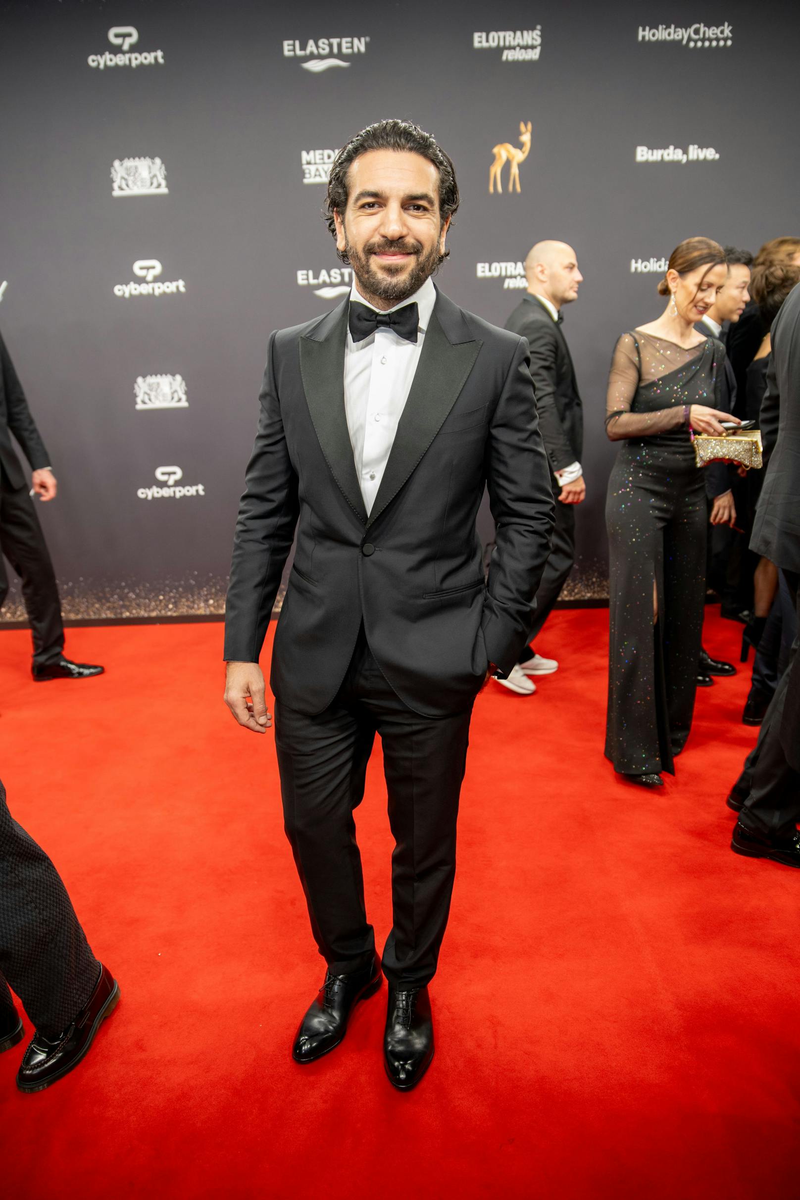 Auch Elyas M'Barek schmiss sich in den Smoking und glänzte am Bambi-Red-Carpet.