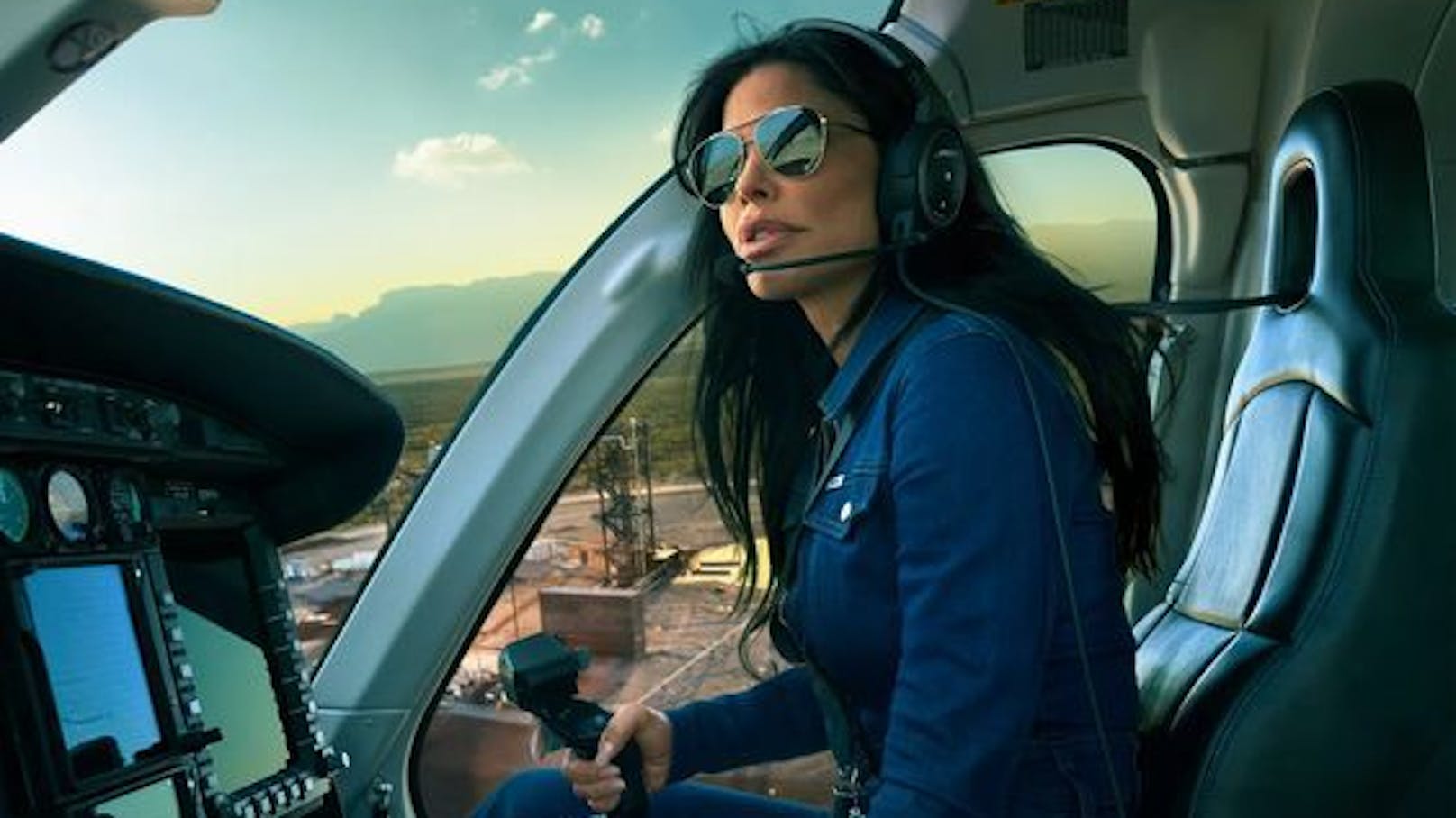 Präsentiert sich als Hubschrauber-Pilotin mit Ambitionen ins All zu fliegen: Lauren Sánchez.