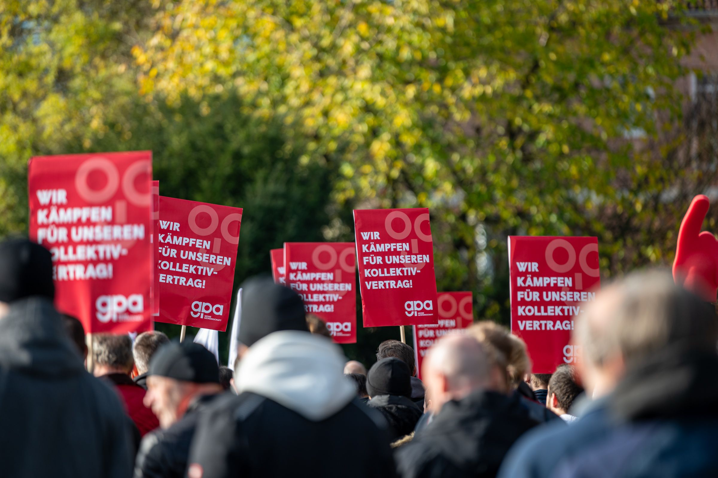 Eine erste Firma reagiert auf die Streiks der Belegschaft.