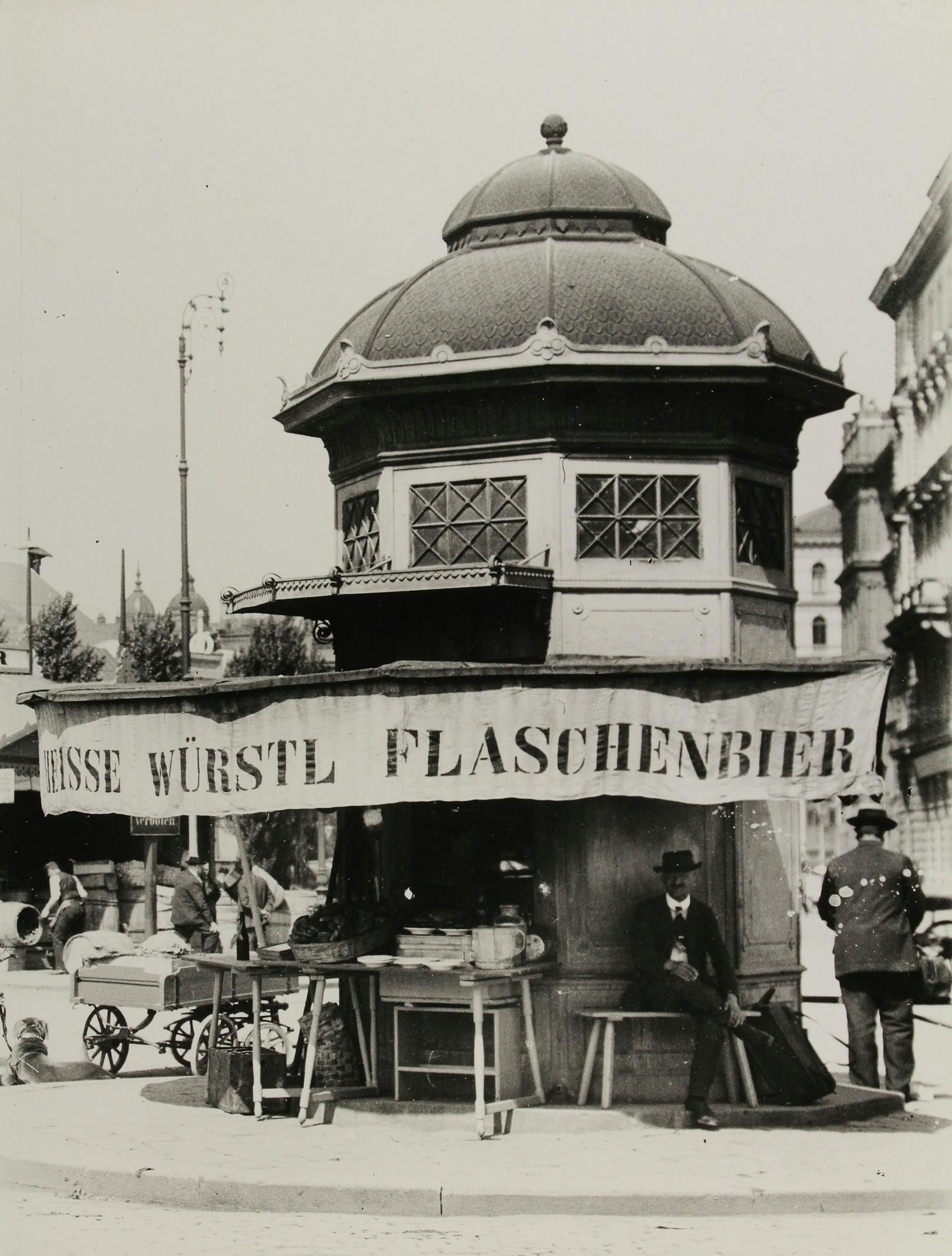 1905 waren Würstelbuden deutlich einfacher, wie dieser am Naschmarkt.