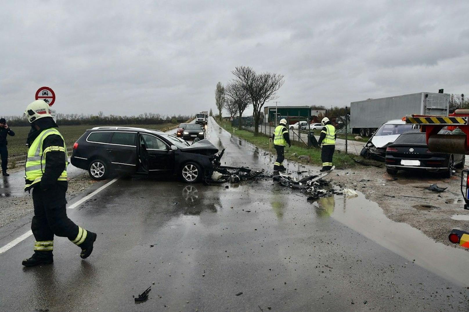 Auf der L156 zwischen Traiskirchen und Trumau ereignete sich ein tödlicher Verkehrsunfall. 