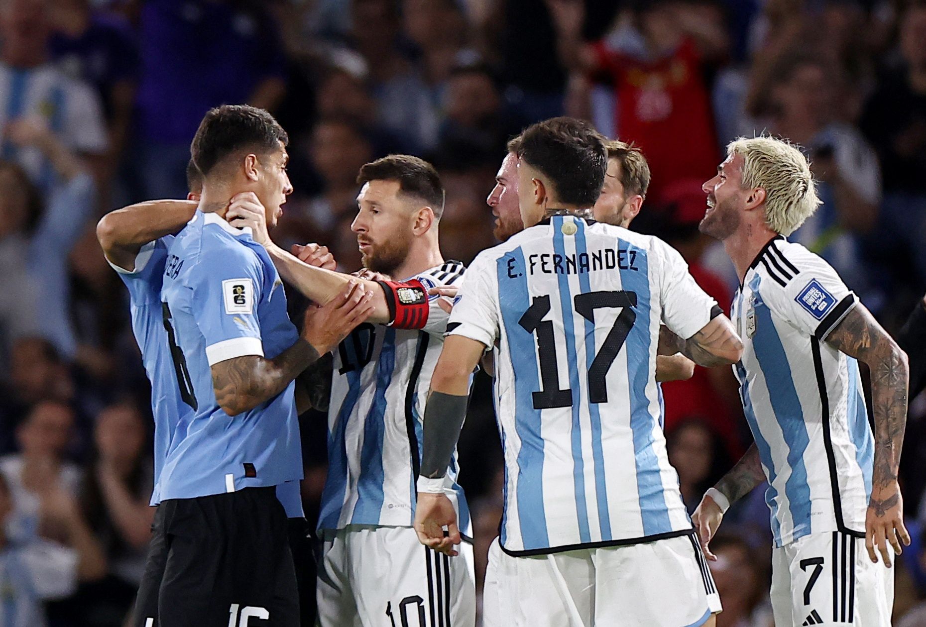 Fußball-Star Lionel Messi im Duell gegen Uruguay.