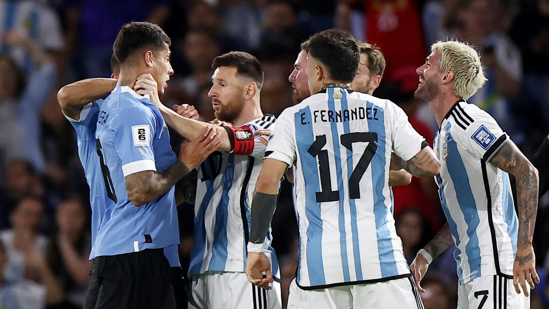 Fußball-Star Lionel Messi im Duell gegen Uruguay. 