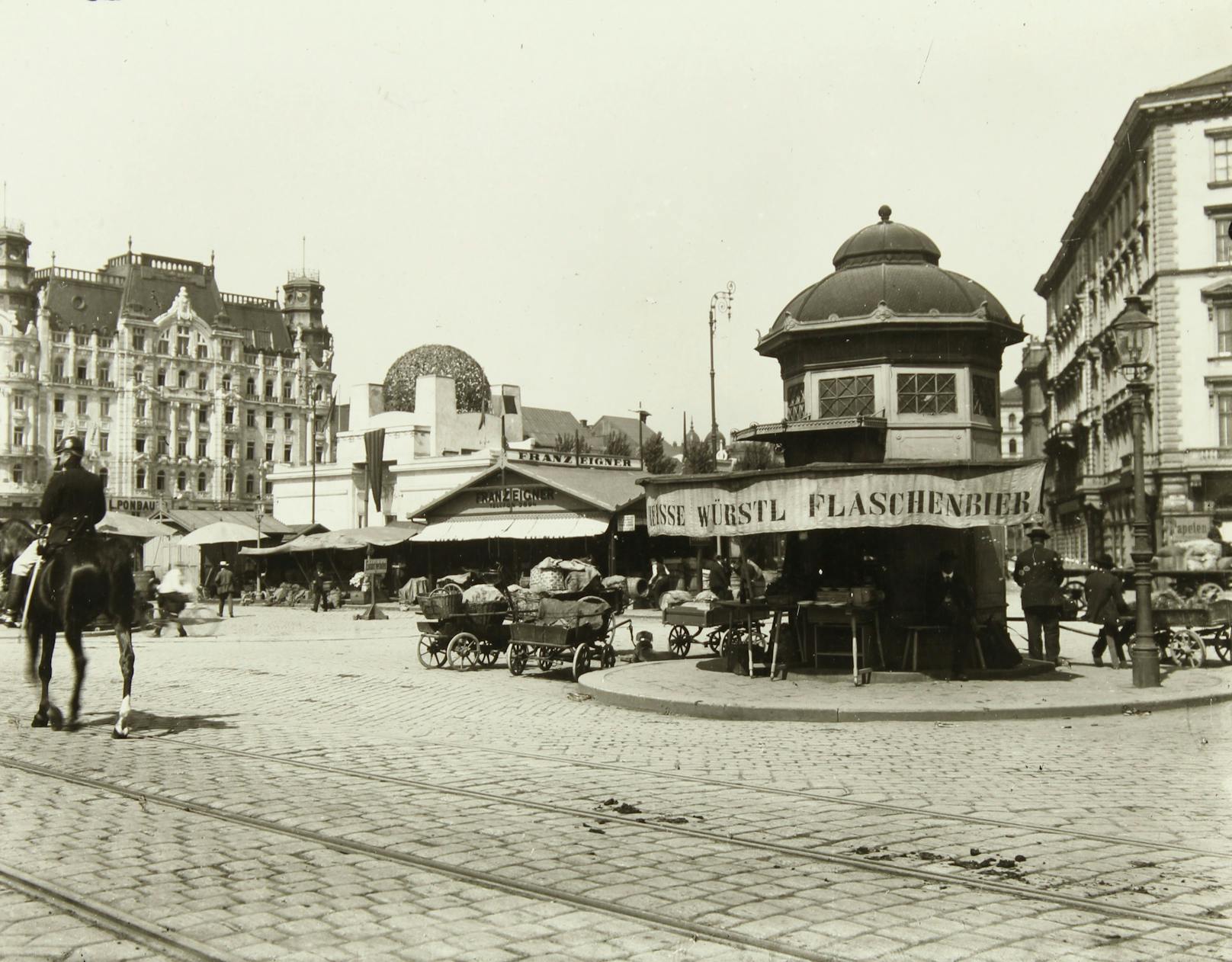 1910: "Heiße Würstel" und "Flaschenbier" Am Getreidemarkt/Friedrichstraße bei der Secession.