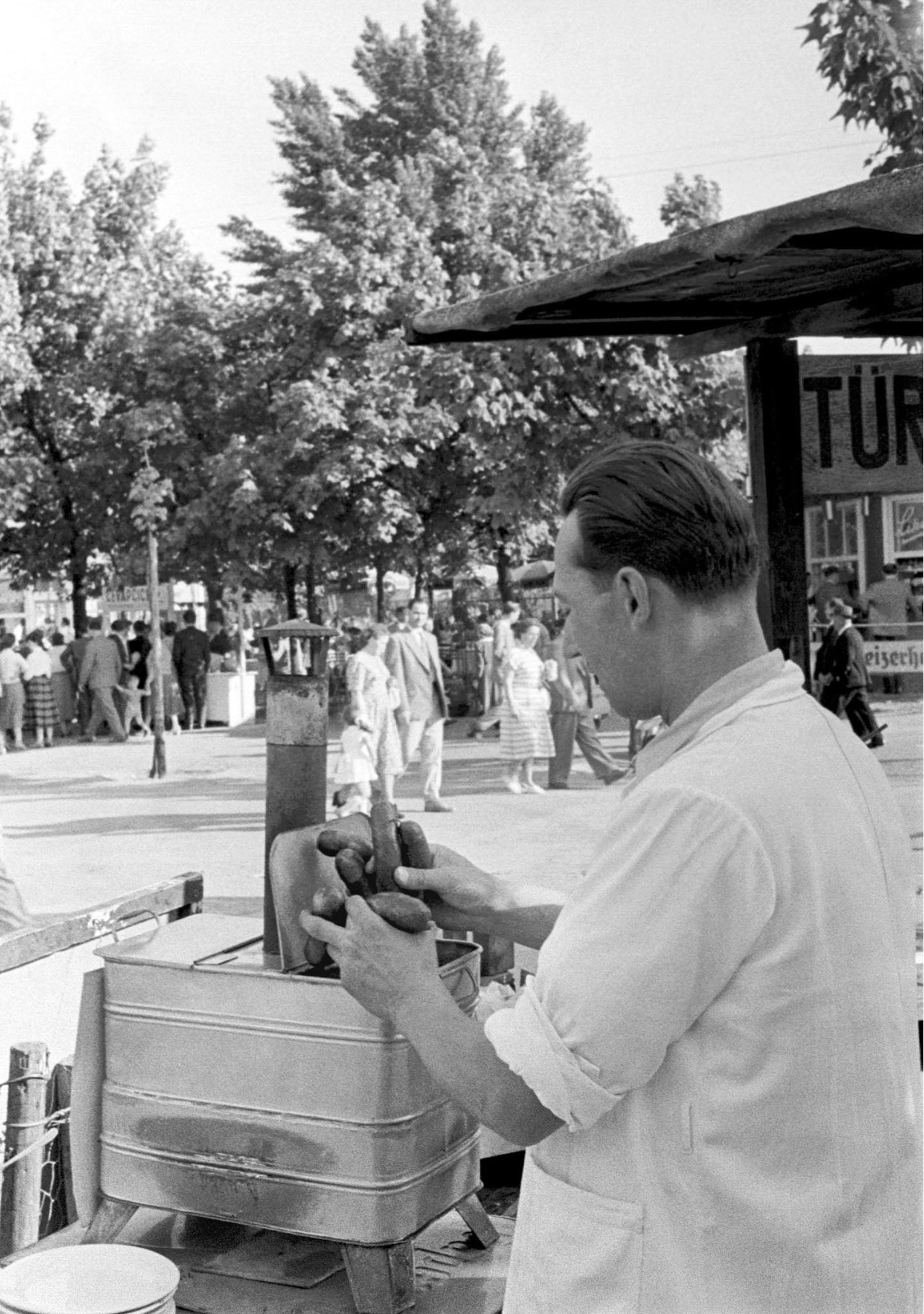 1957: Würstelstand in Wiener Prater. 20. Mai 1957.