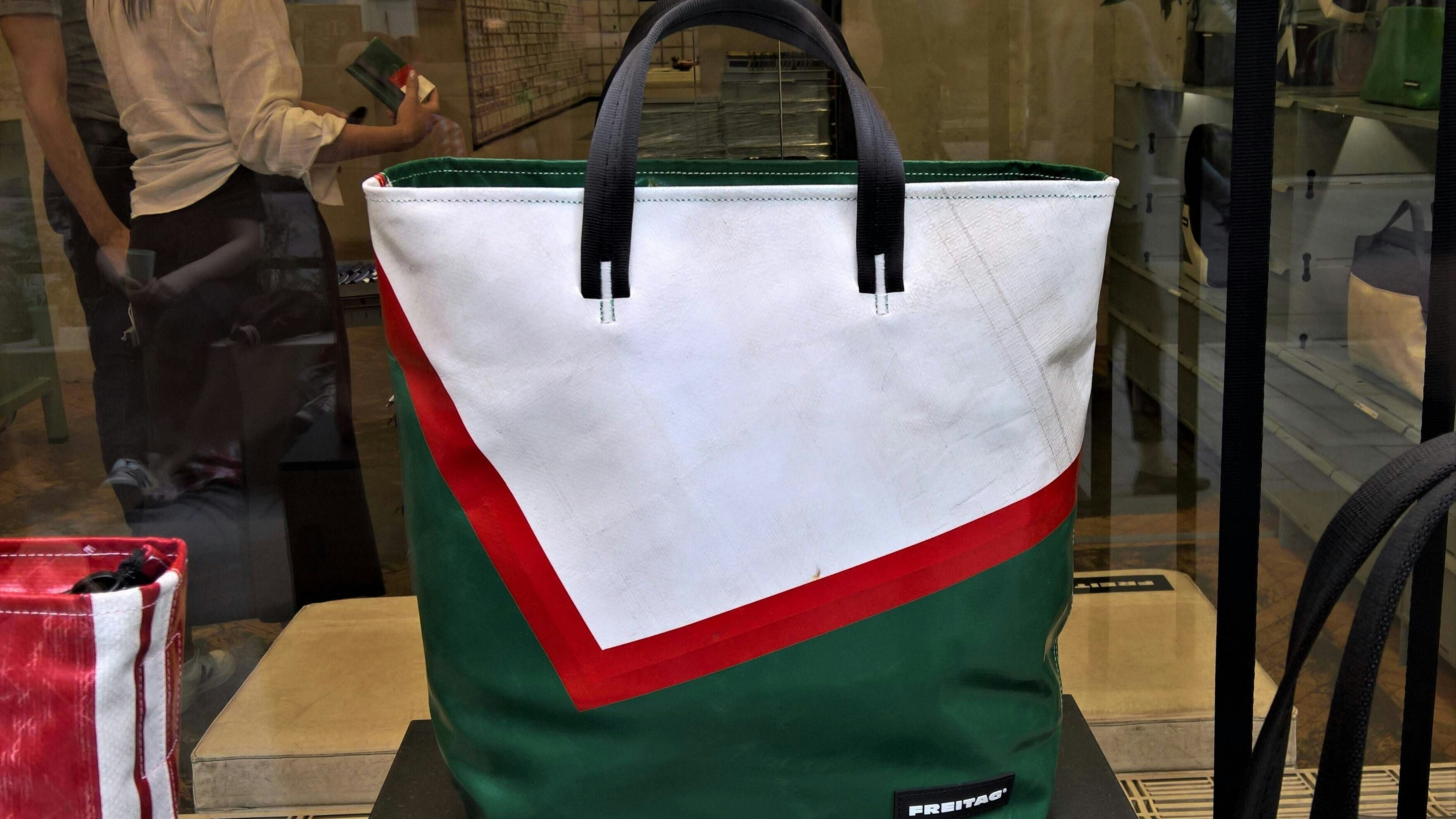 1993 gegründet, stellt FREITAG Taschen und Accessoires aus gebrauchten Materialien, hauptsächlich Lkw-Planen her. Die Freitag lab.ag hat ihren Sitz in Zürich und ist nach ihren Gründern Markus und Daniel Freitag benannt.  