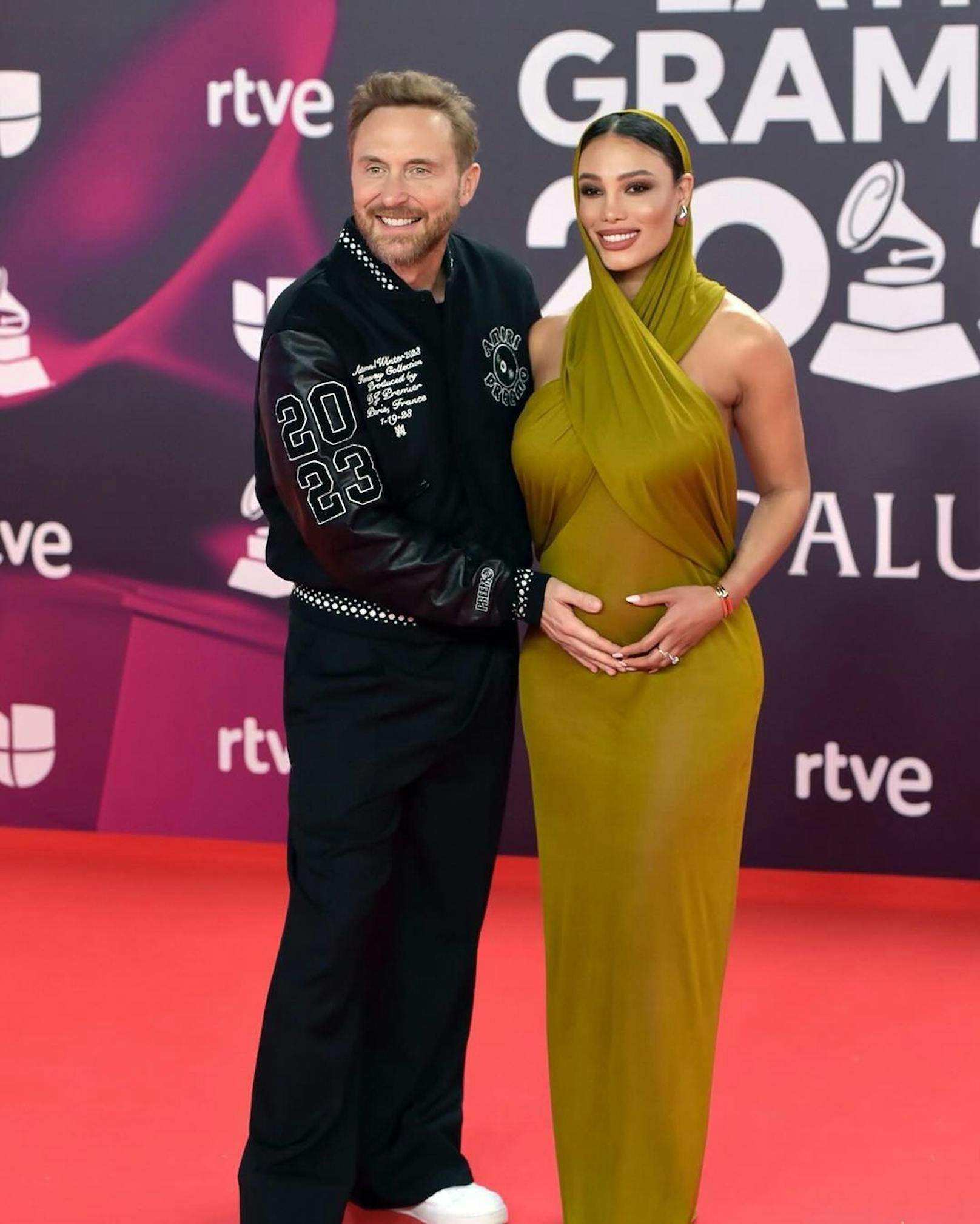 Star-DJ David Guetta und Freundin Jessica Ledon verkündeten ihre Schwangerschaft auf dem roten Teppich der Latin Grammy Awards 2023.