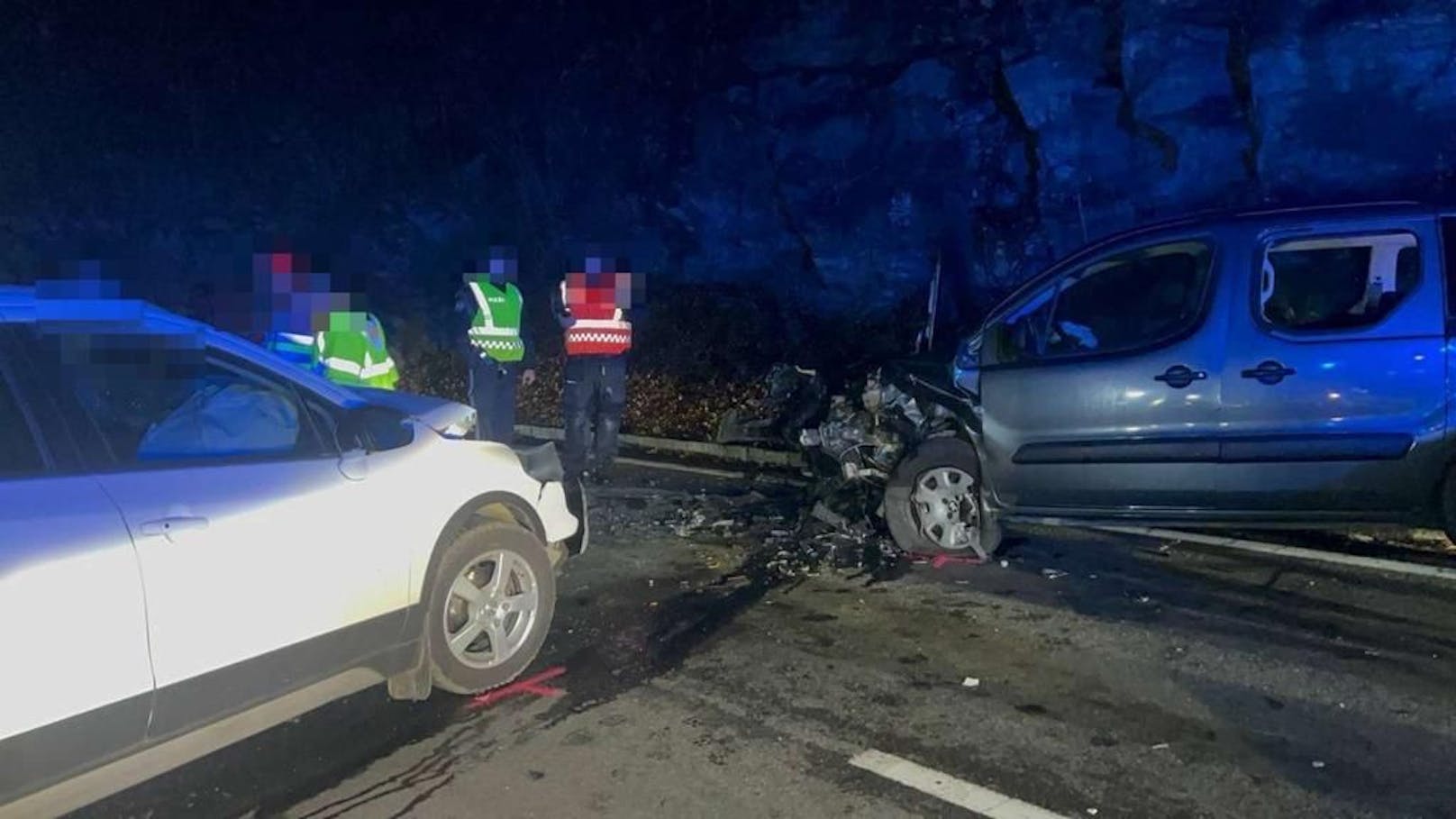 Frontal-Crash mit einem Toten und Schwerverletzten bei Leiben