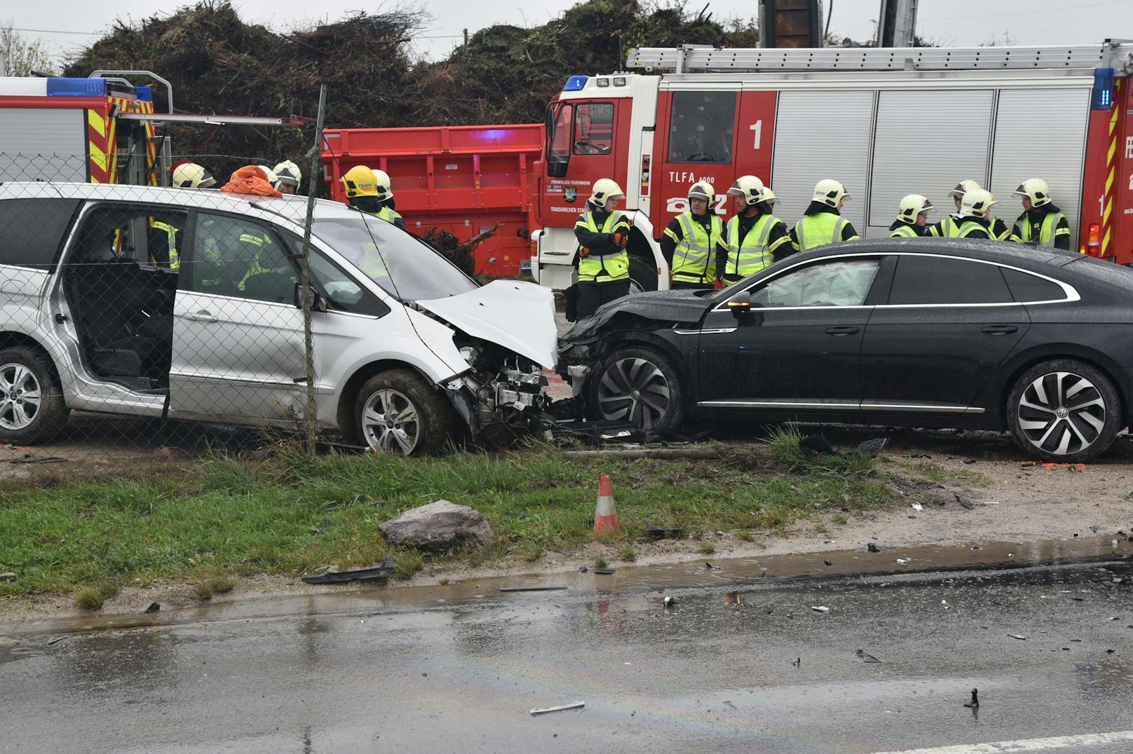 Drei Wagen krachten zusammen, ein Lenker starb noch vor Ort.