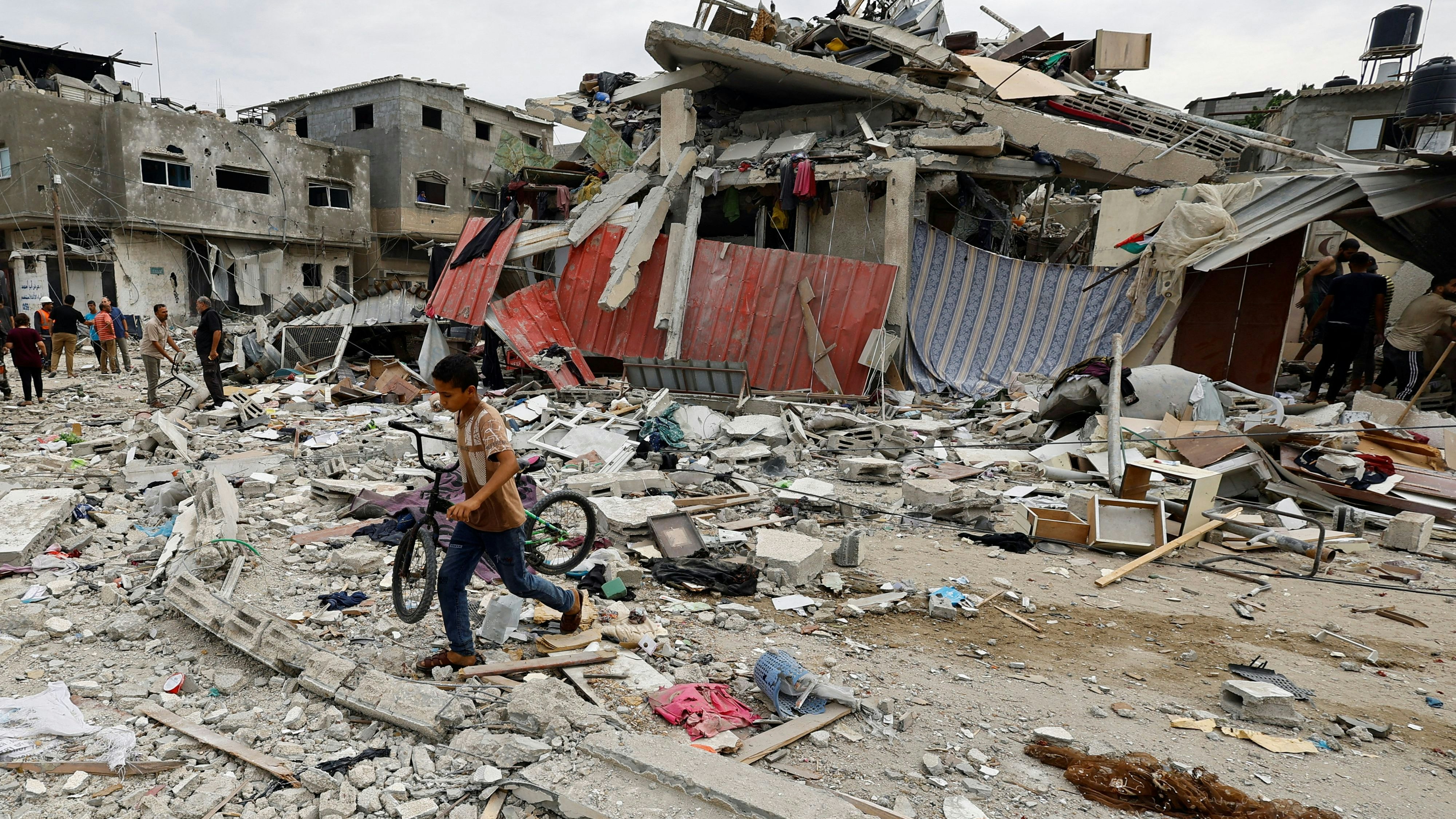 Das israelische Militär hat den Nordteil des Gazastreifens umzingelt. Hunderte von Zivilisten verlassen nun den Norden, um im Süden irgendwie unterzukommen. 