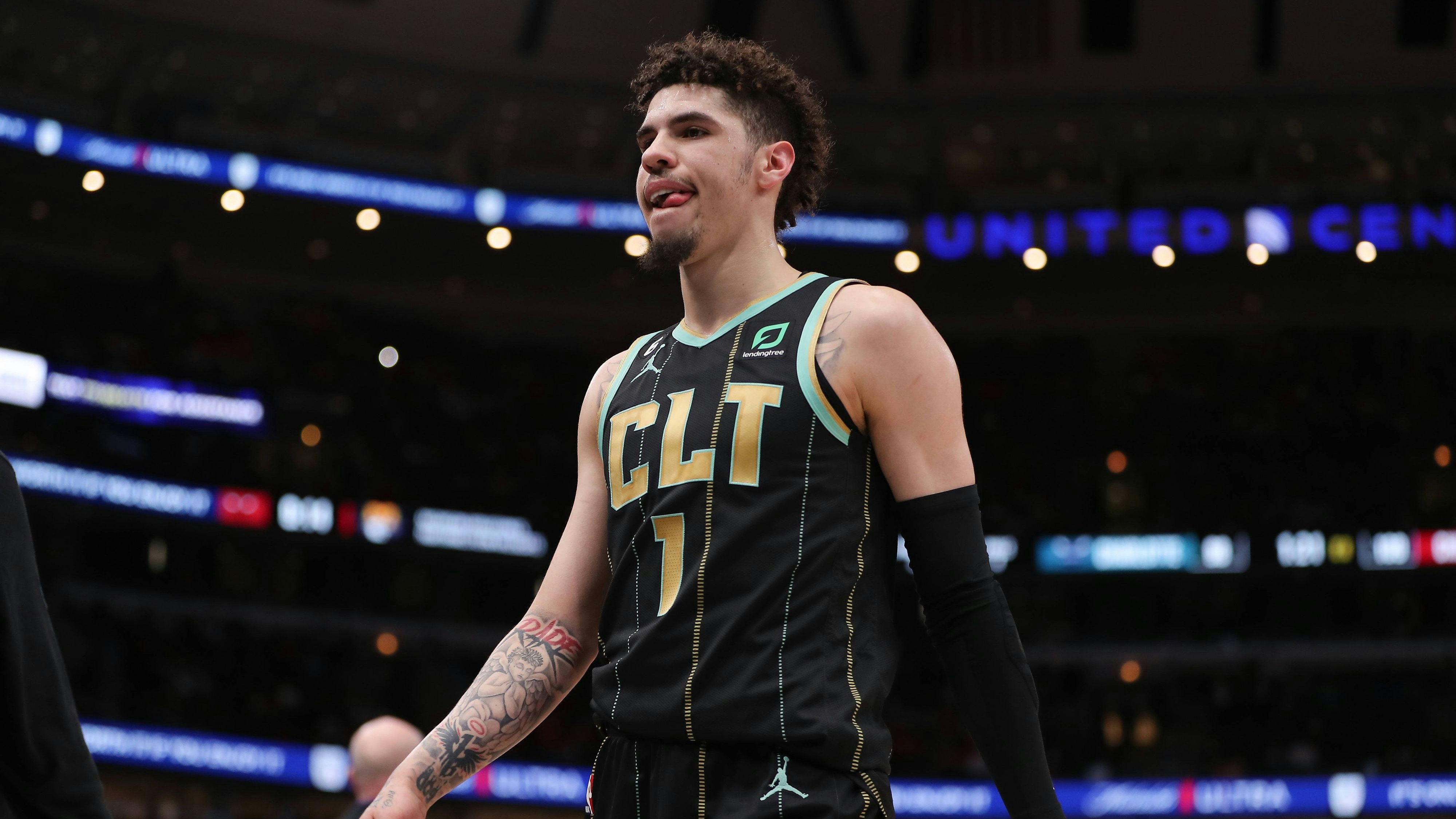 LaMelo Ball muss sein Tattoo abkleben. 