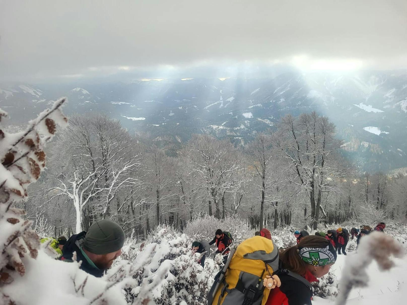Laut Bergrettung Niederösterreich trennte sich die Gruppe beim Abstieg über den Rauen Kamm, wo sie von den winterlichen Bedingungen überrascht worden sein dürften.
