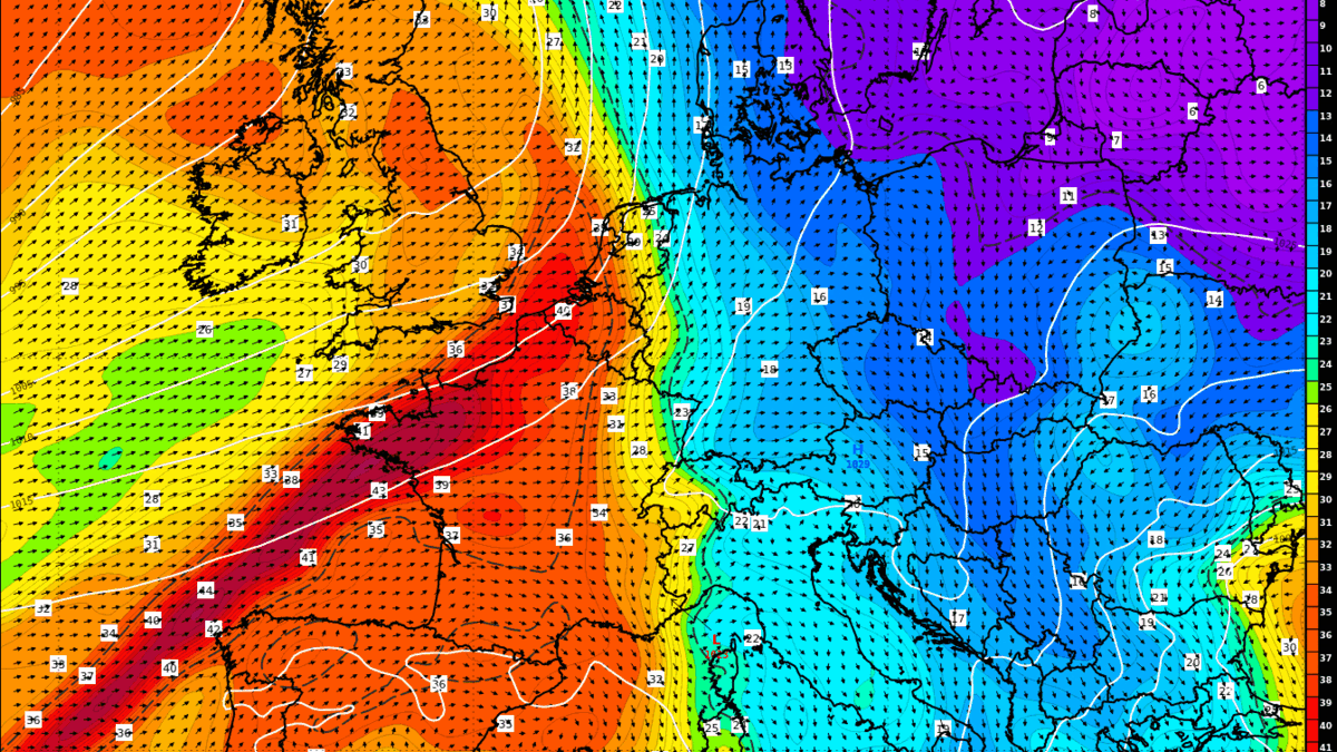 Von Samstagnachmittag bis Sonntagvormittag zieht die Warmfront über Österreich hinweg.