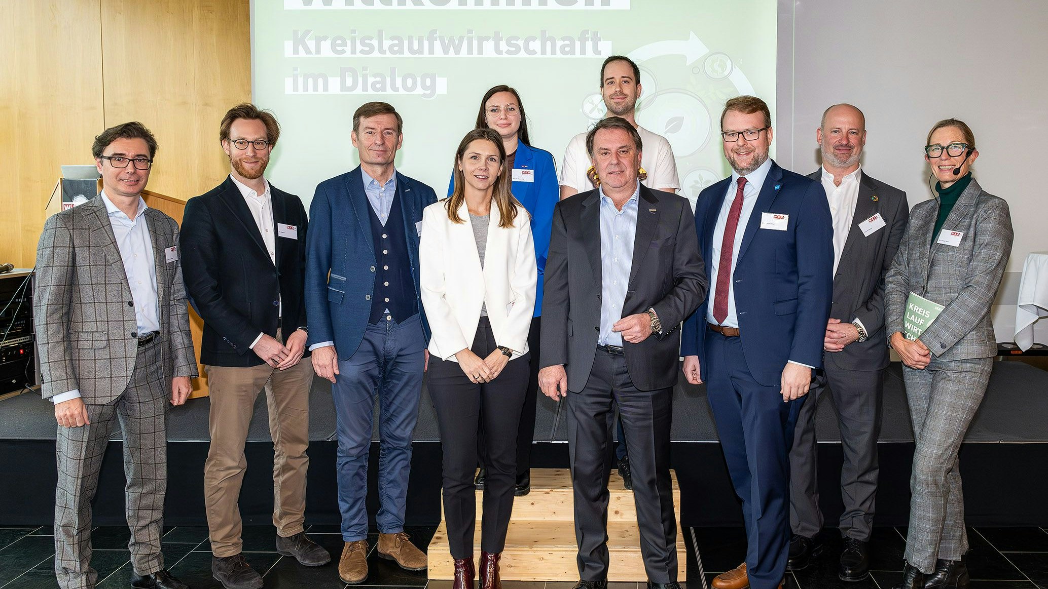 Bei der Veranstaltung „Kreislaufwirtschaft im Dialog“ in der WKNÖ-Zentrale (v.l.): Miraplast-Geschäftsführer Markus Brunnthaler, Stabstellenleiter für Energiestrategie und Kreislaufwirtschaft Eli Widecki (Baumit), Vöslauer-Geschäftsführer Herbert Schlossnikl, Corporate Responsibility-Leiterin Manuela Schneider (Tchibo/Eduscho Austria), WKNÖ-Nachhaltigkeitskoordinatorin Manuela Klaushofer, WKNÖ-Präsident Wolfgang Ecker, Junior-Chef Peter Lechner (Bäckerei Lechner), Florian Kamleitner (Plattform für Green Transformation & Bioökonomie, ecoplus), Leiter für Abfallmanagement & Umwelt Thomas Kasper (PORR Umwelttechnik GmbH) und Karin Huber-Heim (Executive Director Circular Economy Forum Austria)