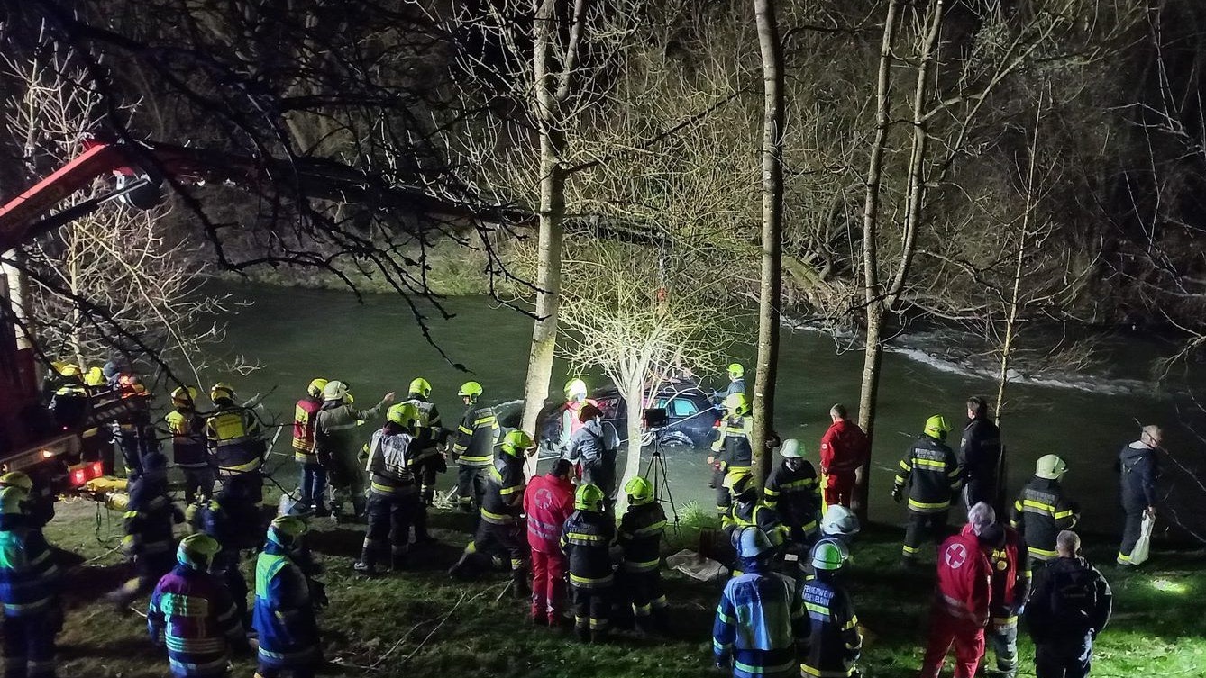Am Samstag landete eine Familie im Kärnten im Fluss. Alle drei Insassen mussten hospitalisiert werden.