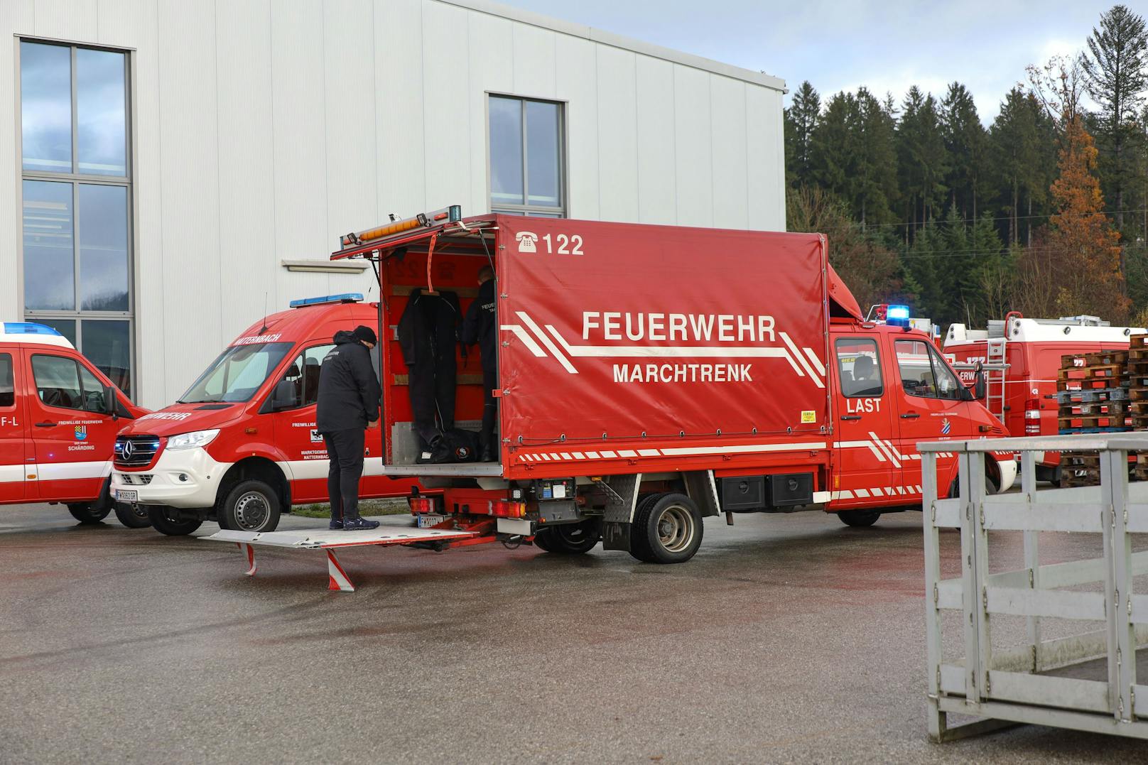 Nachdem ein Mann in Natternbach Stimmen aus dem Gully seiner Dusche gehört hat, startete die Feuerwehr einen Großeinsatz.