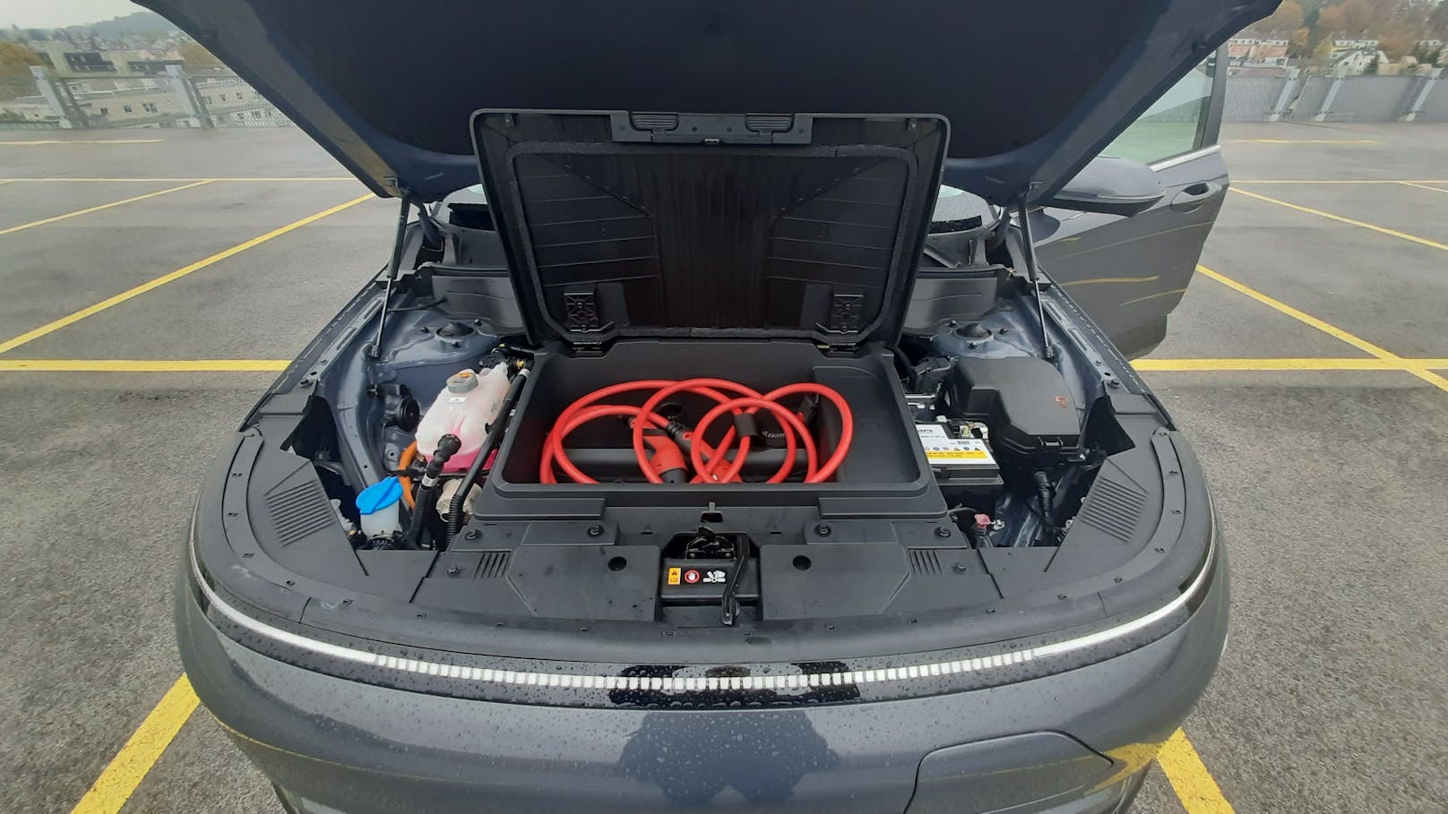 Unter der Haube befindet sich der Elektromotor - und ein eigenes Ablagefach für das Ladekabel. So rutscht es nicht im Kofferraum umher.