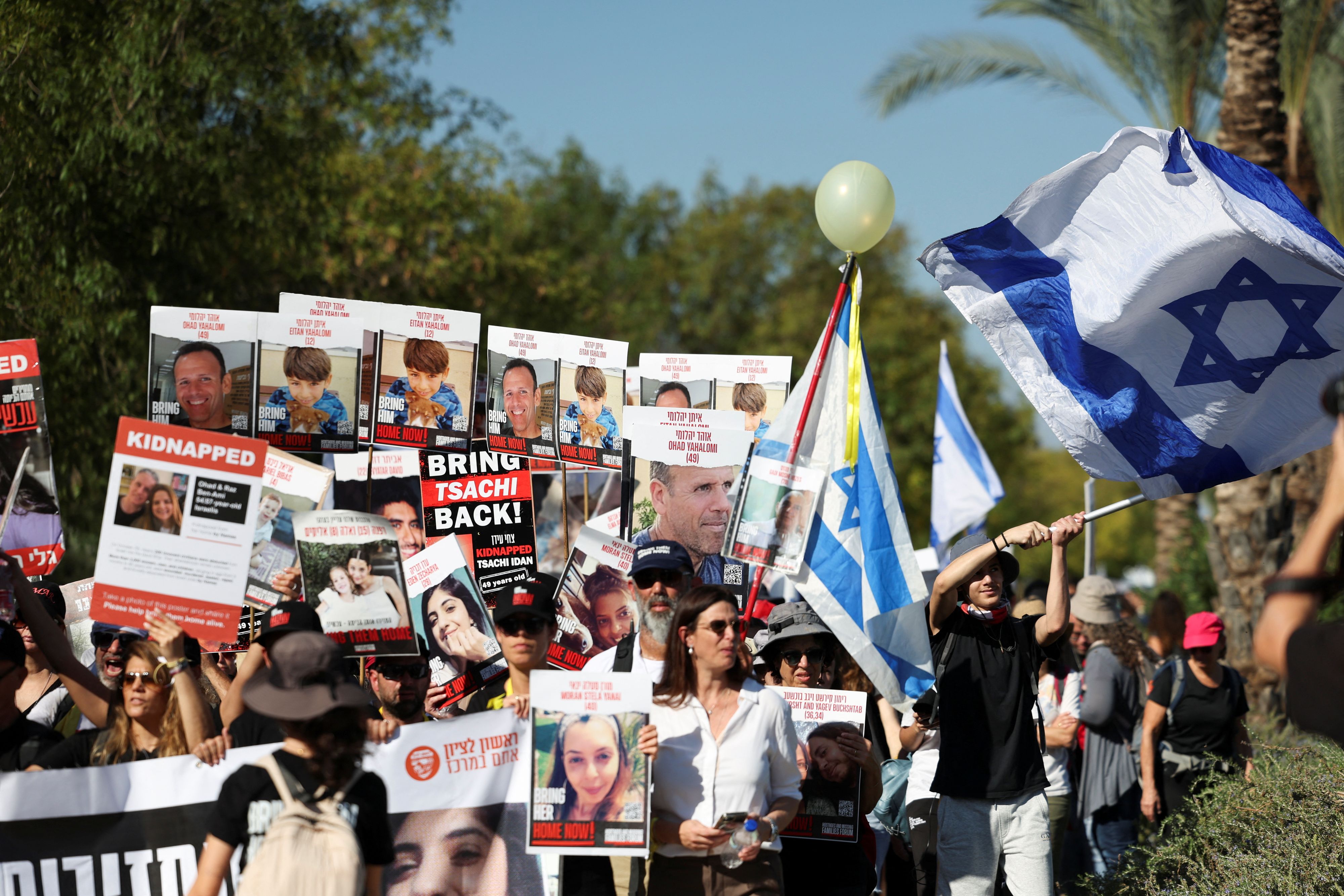 Angehörige der  verschleppten Geiseln sowie Unterstützer haben Israels Regierungschef Netanjahu mit einem Protestmarsch aufgefordert, einen Deal zur Freilassung einzugehen.