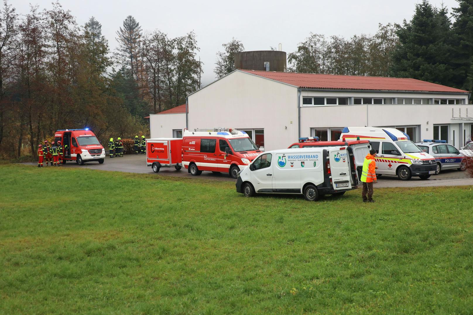 Nachdem ein Mann in Natternbach Stimmen aus dem Gully seiner Dusche gehört hat, startete die Feuerwehr einen Großeinsatz.