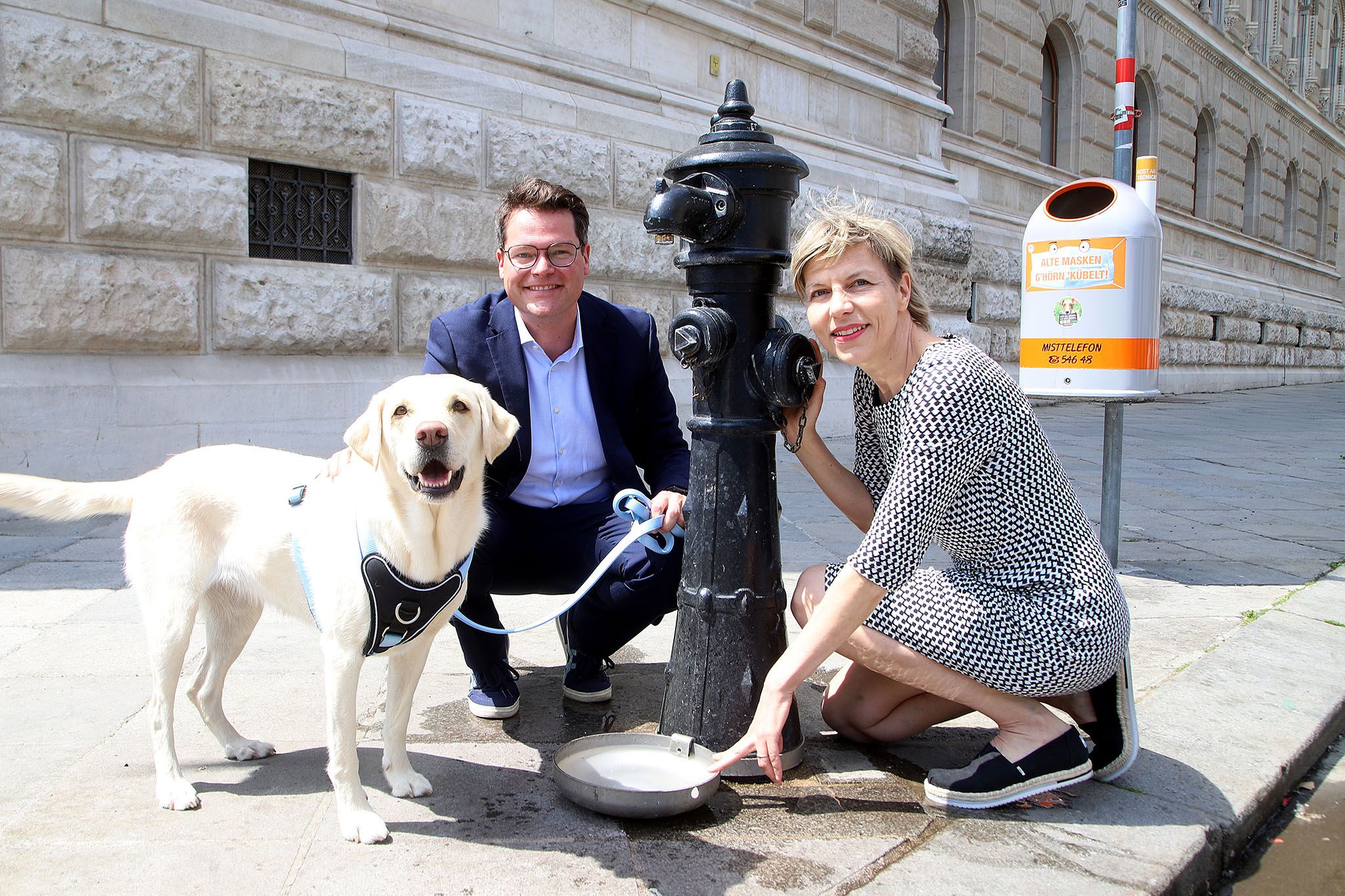 Tierschutzstadtrat Jürgen Czernohorszky (im Bild mit Tierschutzombudsfrau Eva Persy) plant eine neue Kontroll-Truppe für Hund und Hundebesitzer.