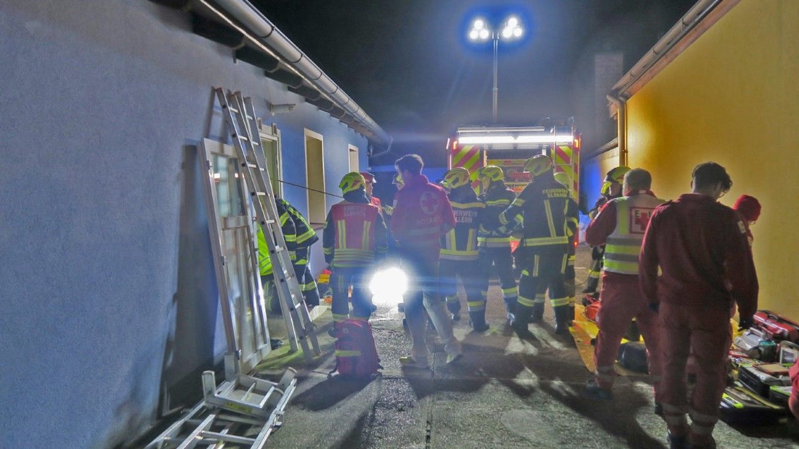 Eine Steckleiter, eine Umlenkrolle und das Spineboard dienten zur Menschenrettung aus dem Schacht.