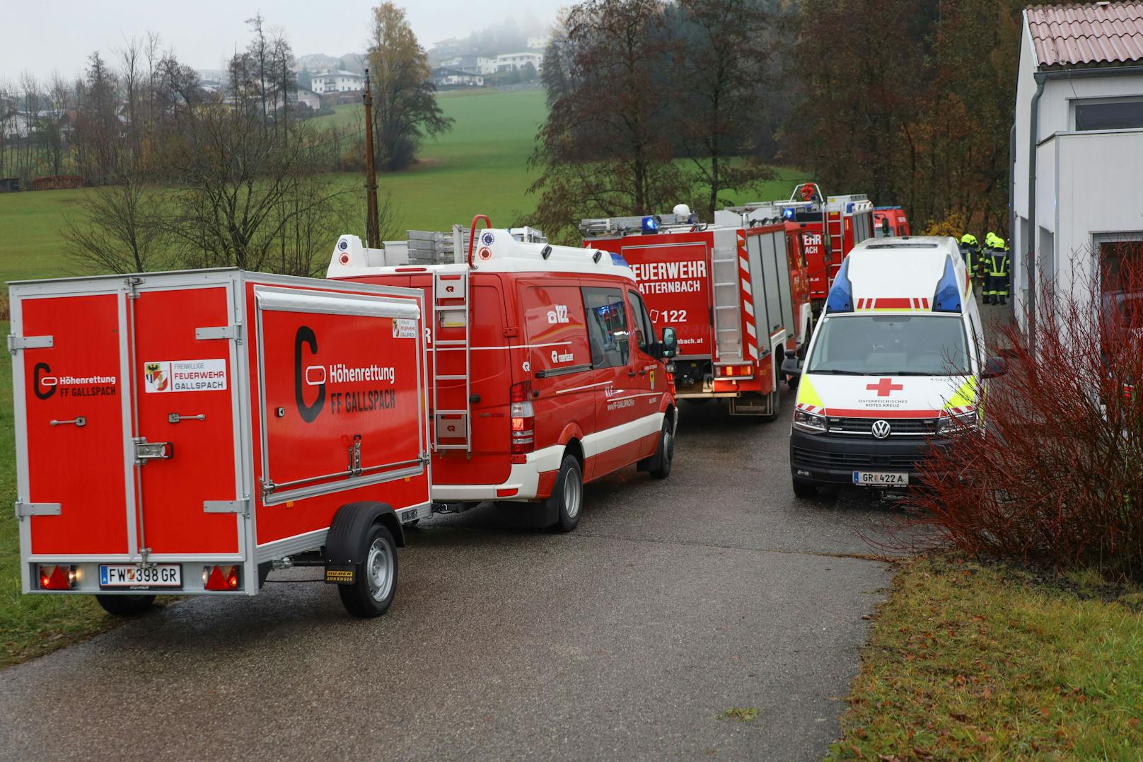 Nachdem ein Mann in Natternbach Stimmen aus dem Gully seiner Dusche gehört hat, startete die Feuerwehr einen Großeinsatz.